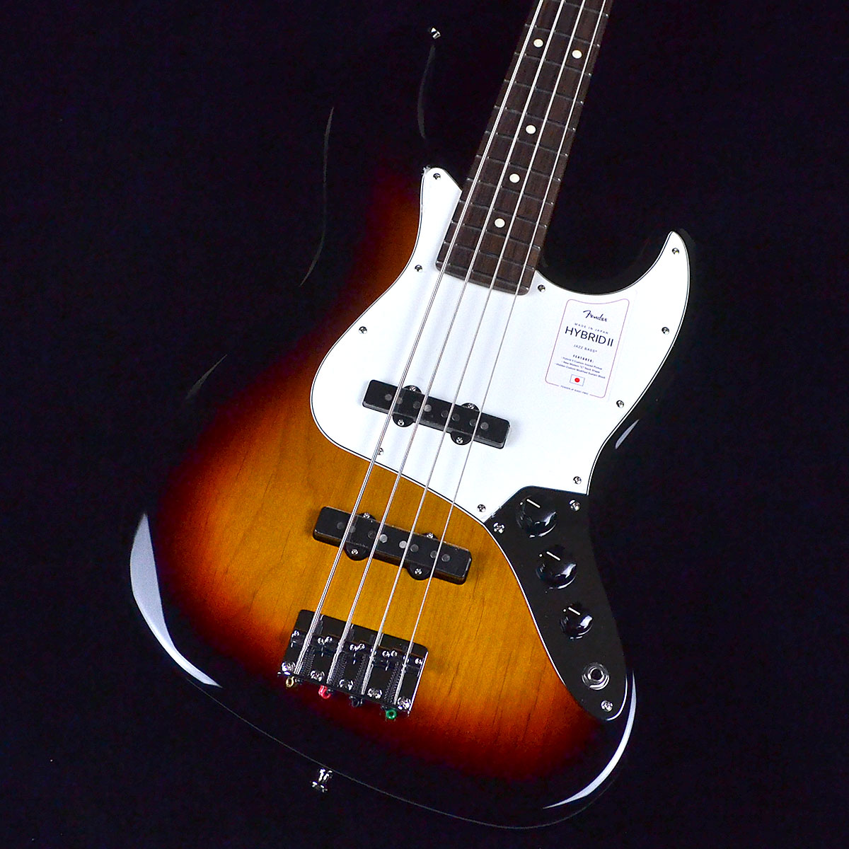 Fender Made in Japan Hybrid IIのジャズマスター【特徴】Made in Japan Hybrid IIは、ヴィンテージなルックスはそのままに、プレイヤーや音楽のジャンルを選ばないオールマイティーなモダンスペックを盛り込んだ、まさに「ハイブリッド」と呼ぶにふさわしいシリーズです。 リズム/リード問わず、どのギタリストやベーシストにもフィットする演奏性と楽器のトーンを兼ね備えた製品を、世界的にファンの多いMade in Japanで実現しました。Hybrid II Jazz Bassは、定評あるアルダーボディに新たにスタッガードポールピース仕様のHybrid II Custom Voiced Single Coilピックアップを装備し、ヴィンテージスタイルのブリッジの下にはサスティンブロックを搭載。ヴィンテージスタイルチューナー、サテンフィニッシュのネック、Modern "C"シェイプに9.5インチラジアスの指板とナロートールフレットがスムーズなプレイヤビリティを提供します。【商品のコンディション】新品・展示品・メーカー保証付属※画像はサンプルです。木目などの外観には個体差がございます。【詳細情報】Series: Made in Japan Hybrid IIBody Material: AlderBody Finish: Gloss PolyurethaneNeck: Maple, Modern “C”Neck Finish: Satin Urethane Finish on Back, Gloss Urethane Finish on FrontFingerboard: Rosewood, 9.5” (241 mm)Frets: 21, Narrow TallPosition Inlays: White Dot (Rosewood)Nut (Material/Width): Bone, 1.5” (38.1 mm)Tuning Machines: Vintage-StyleScale Length: 34” (86.36 cm)Bridge: 4-Saddle Vintage-StylePickguard: 3-Ply Black (306, 380), 3-Ply Eggshell (300, 316, 318), 4-Ply Tortoiseshell (307, 316, 318)Pickups: Hybrid II Custom Voiced Single Coil Jazz Bass (Bridge), Hybrid II Custom Voiced SingleCoil Jazz Bass (Middle)Pickup Switching: NoneControls: Volume 1. (Middle Pickup), Volume 2. (Bridge Pickup), Master ToneControl Knobs: Black PlasticHardware Finish: Nickel/ChromeStrings: Nickel Plated Steel (.045-.105 Gauges)Case/Gig Bag: Gig Bag 【ご注意】 ●メーカー保証付き。メーカー保証期間終了後も島村楽器全店で通常よりもお安く修理、調整いたします。●商品の詳細、状態などはオンラインストア 0570-020-025 または商品画像下の「お問い合わせ」ボタンよりお問い合せください。●商品は専任スタッフ及び専属リペアマンの調整・弦交換含めたクリーニング・最終チェックをした上で出荷させていただきます。●こちらの商品は、ららぽーとTOKYO-BAY店店頭でも同時に販売しております。　●店頭売却時の商品情報の削除は迅速を心掛けておりますが、万一ご注文後に売り切れとなっておりました場合は誠に申し訳ございませんがご容赦ください。●商品によって、調整等でお届けにお時間をいただく場合がございます。予めご了承ください。 ■管理コード:0145000835181