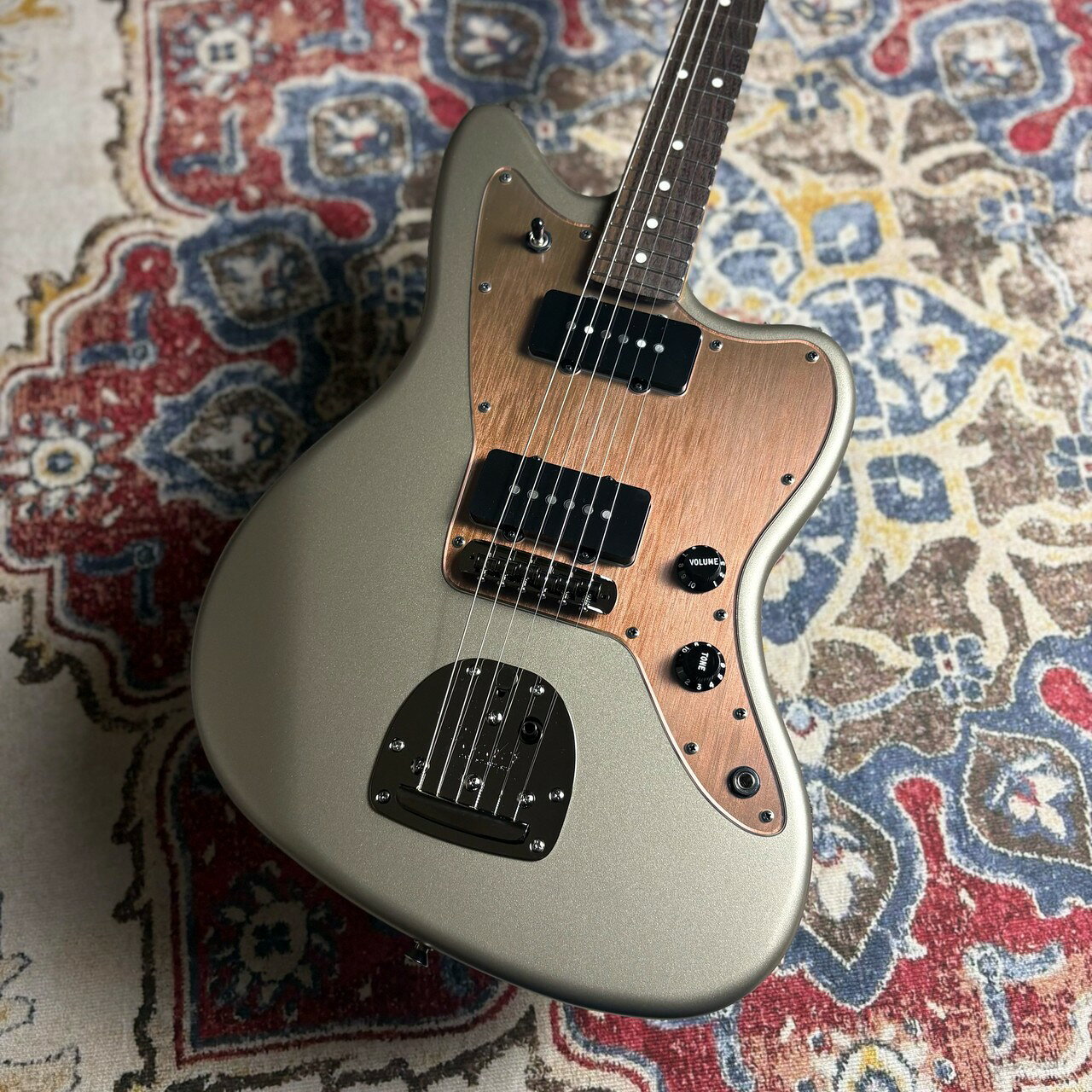 2026年限定の特別仕様【特徴】Made in Japan Hybrid II 2026 Collection Jazzmast Satin Metallicは、ヴィンテージライクなルックスはそのままに、プレイヤーや音楽ジャンルを選ばないオールマイティーなモダンスペックを搭載した“Made in Japan Hybrid II”シリーズをベースに、2026年限定の特別なルックスを纏ったモデルです。本製品は“Satin Finish”をキーフィーチャーに、ネックだけでなくボディにもサテン仕上げを採用。日本製ならではの高精度な塗装技術により、質感・発色ともに美しい仕上がりを実現しています。Matte Champagne Mirageの“Satin Metallic Finishは、車やIT機器などのモダンプロダクトからインスパイアされた、洗練されたメタリックのサテン仕上げ。光を柔らかく反射する繊細な艶がボディラインを際立たせ、静かで上質な高級感を演出します。現品画像【】定評あるアルダーボディに新設計のHybrid II Custom Voiced Single Coilピックアップを装備し、ヴィンテージスタイルのフローティングトレモロを搭載。ヴィンテージロッキングチューナー、サテンフィニッシュのネック、Modern "C"シェイプに9.5インチラジアスの指板とナロートールフレットがスムーズなプレイアビリティを提供します。Hybrid IIシリーズならではのモダンさと伝統が融合した、新しい提案となる1本です。【詳細情報】■Neck・ネック: Maple・ネックフィニッシュ: Satin Urethane・ネックシェイプ: Modern "C"・フィンガーボードラジアス: 9.5" (241 mm)・フィンガーボードの素材: Rosewood・ポジションインレイ: White Dot・Number of Frets: 22・ナット: Bone・ナット幅: 1.650" (42 mm)・ナットの素材: Bone・フレットサイズ: Narrow Tall・スケール: 25.5" (648 mm)■Body・ボディ: Alder・ボディフィニッシュ: Satin Polyester・ボディシェイプ: Jazzmaster ・ボディ素材: Alder■Hardware・ブリッジ: 6-Saddle Vintage-Style Adjustable with “Floating” Tremolo Tailpiece・ピックガード: 2-Ply Aluminum-Style Acrylic・コントロールノブ: Black・Switch Tip: Black・ハードウェアフィニッシュ: Black Nickel・チューニングマシーン: Vintage-Style Locking・ストリング: Nickel Plated Steel (.009-.042 Gauges)・ネックプレート: 4-Bolt■Electronics・ネックピックアップ: Hybrid II Custom Voiced Single Coil Jazzmaster ・ブリッジピックアップ: Hybrid II Custom Voiced Single Coil Jazzmaster ・ピックアップコンフィギュレーション: SS・コントロール: Master Volume, Master Tone・スウィッチ: 3-Position Toggle: Position 1. Bridge Pickup, Position 2. Bridge and Neck Pickups, Position 3. Neck Pickup■Accessories・ケース/ギグバッグ: Included: Gig Bag重量：3.37kg【ご注意】 ●メーカー保証付き。メーカー保証期間終了後も島村楽器全店で通常よりもお安く修理、調整いたします。●商品の詳細、状態などはオンラインストア 0570-020-025 または商品画像下の「お問い合わせ」ボタンよりお問い合せください。●商品は専任スタッフ及び専属リペアマンの調整・弦交換含めたクリーニング・最終チェックをした上で出荷させていただきます。●こちらの商品は市川コルトンプラザ店店頭でも同時に販売しております。　●店頭売却時の商品情報の削除は迅速を心掛けておりますが、万一ご注文後に売り切れとなっておりました場合は誠に申し訳ございませんがご容赦ください。●商品によって、調整等でお届けにお時間をいただく場合がございます。予めご了承ください。 ■管理コード:0081000857078