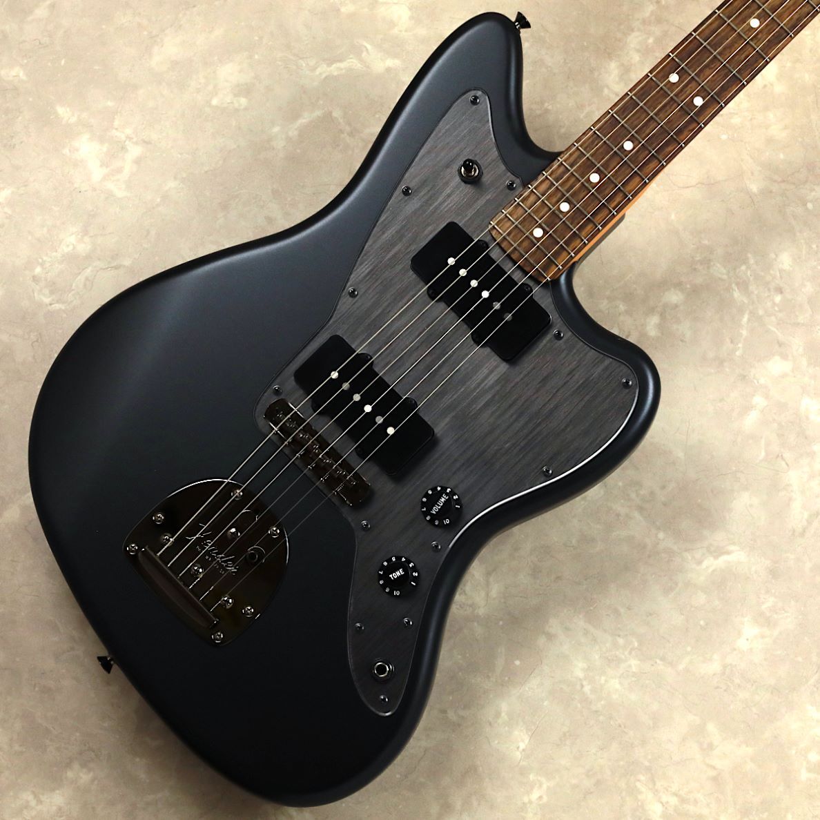“Made in Japan Hybrid II”シリーズをベースに、2026年限定の特別なルックスを纏ったモデル【特徴】“Made in Japan Hybrid II”シリーズをベースに、2026年限定の特別なルックスを纏ったモデルです。本製品は“Satin Finish”をキーフィーチャーに、ネックだけでなくボディにもサテン仕上げを採用。日本製ならではの高精度な塗装技術により、質感・発色ともに美しい仕上がりを実現しています。“Satin Metallic Finish”は、車やIT機器などのモダンプロダクトからインスパイアされた、洗練されたメタリックのサテン仕上げ。光を柔らかく反射する繊細な艶がボディラインを際立たせ、静かで上質な高級感を演出します。定評あるアルダーボディに新設計のHybrid II Custom Voiced Single Coilピックアップを装備し、ヴィンテージスタイルのフローティングトレモロを搭載。ヴィンテージロッキングチューナー、サテンフィニッシュのネック、Modern Cシェイプに9.5インチラジアスの指板とナロートールフレットがスムーズなプレイアビリティを提供します。Hybrid IIシリーズならではのモダンさと伝統が融合した、新しい提案となる1本です。【担当者コメント】漆黒のクールな外観に熱いサウンドを出してくれるモデルです。（担当：勝部）この商品についての詳しいお問い合わせは TEL：0570-020-025 または「お問い合わせフォーム」よりお願いします。【詳細情報】ボディ：Alderボディフィニッシュ：Satin Polyesterボディシェイプ：Jazzmasterネック：Mapleネックフィニッシュ：Satin Urethaneネックシェイプ：Modern Cフィンガーボードラジアス：9.5 (241 mm)フィンガーボードの素材：Rosewoodポジションインレイ：White Dotフレット数：22フレットサイズ：Narrow Tallナット：Boneナット幅：1.650 (42 mm)スケール：25.5 (648 mm)ブリッジ：6-Saddle Vintage-Style Adjustable with “Floating” Tremolo Tailpieceピックガード：2-Ply Aluminum-Style Acrylicコントロールノブ：Blackスイッチチップ：Blackハードウェアフィニッシュ：Black Nickelチューニングマシーン：Vintage-Style Lockingストリング：Nickel Plated Steel (.009-.042 Gauges)ネックプレート：4-Boltブリッジピックアップ：Hybrid II Custom Voiced Single Coil Jazzmasterネックピックアップ：Hybrid II Custom Voiced Single Coil Jazzmasterピックアップコンフィギュレーション：SSコントロール：Master Volume, Master Toneスウィッチ：3-Position Toggle (Position 1. Bridge Pickup, Position 2. Bridge and Neck Pickups, Position 3. Neck Pickup)■重量：3.62kg■製造年（代）：2026■シリアルNo：JD26006717■保証期間：1年 【ご注意】 ●メーカー保証付き。メーカー保証期間終了後も島村楽器全店で通常よりもお安く修理、調整いたします。●商品の詳細、状態などはオンラインストア 0570-020-025 または商品画像下の「お問い合わせ」ボタンよりお問い合せください。●商品は専任スタッフ及び専属リペアマンの調整・弦交換含めたクリーニング・最終チェックをした上で出荷させていただきます。●こちらの商品はイオンモール幕張新都心店店頭でも同時に販売しております。　●店頭売却時の商品情報の削除は迅速を心掛けておりますが、万一ご注文後に売り切れとなっておりました場合は誠に申し訳ございませんがご容赦ください。●商品によって、調整等でお届けにお時間をいただく場合がございます。予めご了承ください。 ■管理コード:0209000860946