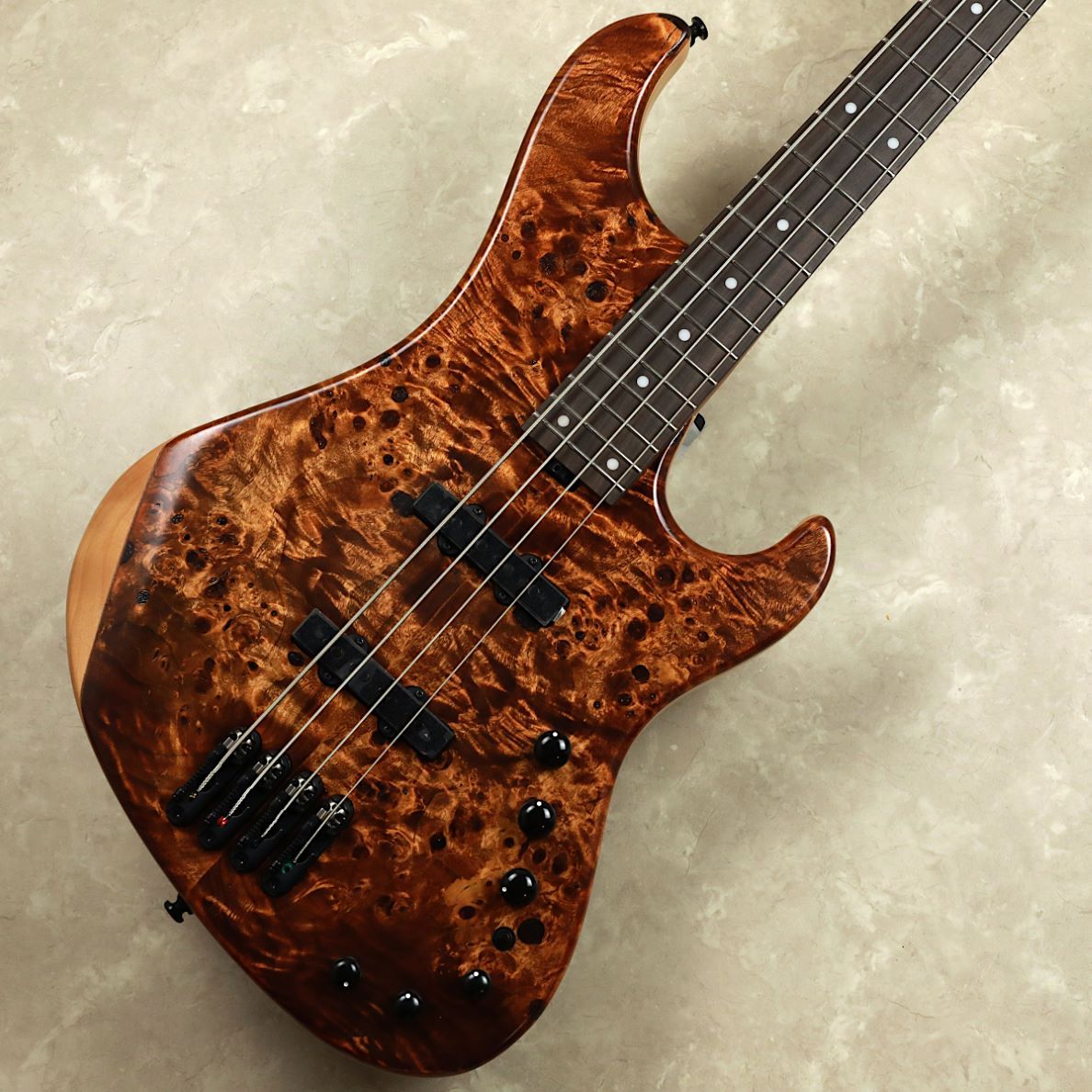 伝統的なスタイルをアイバニーズ的解釈で再構築したモダン仕様なベース【特徴】・Poplar Burl top / Alder body全音域でクセがなくバランスの良いトーン特性を備え、ベースのボディ材としてポピュラーなアルダー材ボディに、個性的な杢目と広レンジに渡り素直な特性のポプラ・バール厚材をトップ材として選びました。・Roasted Maple neckコンパクトでありながらネック・バックの肉厚感と丸みを確保し、指板エッジを滑らかに仕上げて快適な握り心地を実現した、MDM専用のCシェイプ・ネックです。加熱処理によって材料の均質化を図るとともに、安定性、耐水性、耐候性、反りに対する耐久性を高めたローステッド・メイプル材を使用しています。【担当者コメント】アルダー材をボディバックに使用し、トップ材には美しい杢目のポプラ・バール（木の幹や根にできる「瘤」の部分です）を使用。コントロールも充実したアイバニーズ的解釈の、現代的なJBスタイルモデル！（担当：勝部）この商品についての詳しいお問い合わせは TEL：0570-020-025 または「お問い合わせフォーム」よりお願いします。【】・Delta S4J pickupsアイコニックなサイズやルックスを維持しつつ、Ibanezのエッセンスを盛り込んだ新開発のピックアップ。ブラック・メッキ加工を施したステンレス・ポールピースとネオジム・マグネットによって、アグレッシブかつバランスの取れたトーンを創出します。加えて、ハムキャンセル構造によりノイズを取り除いた力強いサウンドがアンサンブルを支えます。・Medium Stainless Steel fretsフレットは昨今のトレンドに欠かせない要素となっているステンレス・スティール・フレットを選択しています。・MDM body shape24フレット仕様を前提としたMDM (Mode Modern)のために最適化したオリジナル・ボディ・シェイプ。ハイ・フレット域へのスムーズなアクセスが可能なことはもちろん、立奏・座奏を問わず収まりの良い外周形状と身体へのフィッティングを向上するコンター加工、そして良好なボディ・バランスの実現を念頭に置いて設計しています。・Super All Access Neck Jointハイ・フレット域での演奏性を高めてストレスのないフィンガリングを実現するため、ジョイント部分を一段掘り下げるとともにエッジ部分は大きな丸みを帯びるように加工したネック・ジョイント。ネックとボディそれぞれの振動をより一体的に感じられるよう、接する部分を広く確保してジョイントしています。・Ibanez Sonitech S Preamp 3-band EQ w/EQ bypass switch (push/pull)幅広いコントロール性能を追求した3バンドEQ、ボリューム、ピックアップ・バランサー・コントロールに加え、EQのON/バイパスに関わらずサウンド全体の表情を調節するマスター・トーンをも備える、Sonitech（ソニテック）プリアンプです。・3-way Mid frequency switch w/Hexa Mid systemボディ・トップのミニ・スイッチはEQのミッド・コントロールで調節するピーク帯域を3種類から選択します。この3種類のピーク帯域は、ボディ裏のコントロール・キャビティ・パネルに設置されたディップ・スイッチのHもしくはLモードでそれぞれ異なっており、ミッド・コントロール・ノブで合計6種類のピーク帯域から選んでサウンドメイクすることが可能となります。・MR5S bridge弦間ピッチ・アジャスト機構を搭載した、MR5S（モノレール）ブリッジを採用しています。各弦が独立したブリッジで、弦振動をダイレクトにボディへと伝えます。また、サドルが左右方向に±1.5mm動かすことができ、弦と弦とのスペース（弦間ピッチ）を可動範囲内で任意にアジャスト可能です。プレイスタイルに合わせた細かなセッティングが行なえます。・Ibanez Aero-light machine heads優れた強度と軽さを兼ね備える超々ジュラルミンを使用した、堅牢かつ軽量なマシンヘッドです。いわゆるヘッド落ちを抑制するとともにスムーズな回し心地と高いチューニング精度を実現した、Ibanezのオリジナル・パーツです。【詳細情報】neck type：MDM4Roasted Maple necktop/back/body：Poplar Burl topAlder bodyfretboard：Rosewood fretboardWhite dot inlayfret：Medium Stainless Steel fretsnumber of frets：24bridge：MR5S bridgestring space：19mmneck pickup：Delta S4J neck pickupPassivebridge pickup：Delta S4J bridge pickupPassiveequalizer：Ibanez Sonitech S Preamp 3-band EQ w/EQ bypass switch (push/pull), 3-way Mid frequency switch w/Hexa Mid systemfactory tuning：1G,2D,3A,4Estrings：D'Addario EXL165string gauge：.045/.065/.085/.105hardware color：Black重量：3.70kgシリアルナンバー：I2602025152026年製 【ご注意】 ●メーカー保証付き。メーカー保証期間終了後も島村楽器全店で通常よりもお安く修理、調整いたします。●商品の詳細、状態などはオンラインストア 0570-020-025 または商品画像下の「お問い合わせ」ボタンよりお問い合せください。●商品は専任スタッフ及び専属リペアマンの調整・弦交換含めたクリーニング・最終チェックをした上で出荷させていただきます。●こちらの商品はイオンモール幕張新都心店店頭でも同時に販売しております。　●店頭売却時の商品情報の削除は迅速を心掛けておりますが、万一ご注文後に売り切れとなっておりました場合は誠に申し訳ございませんがご容赦ください。●商品によって、調整等でお届けにお時間をいただく場合がございます。予めご了承ください。 ■管理コード:0209000860960