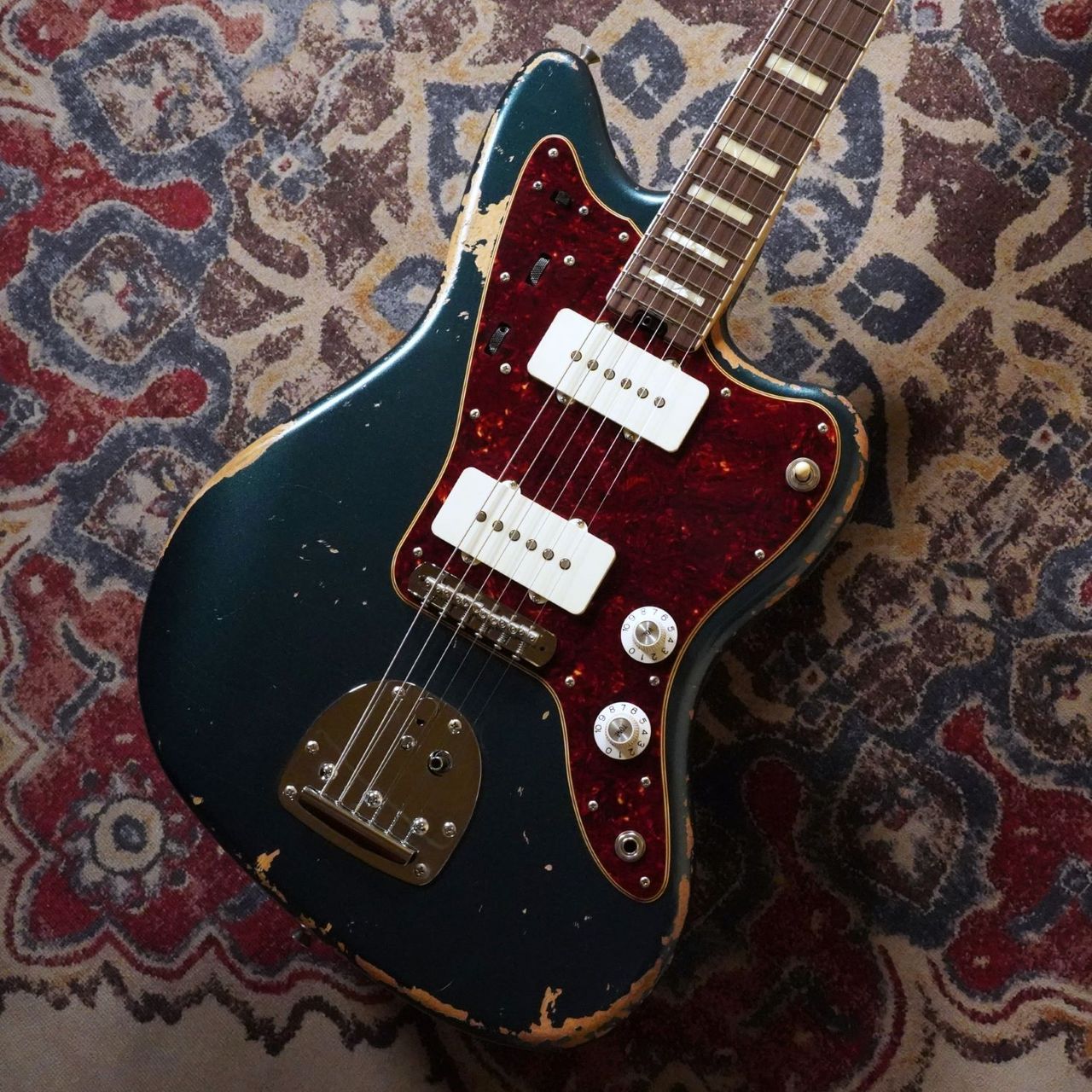 HISTORY Premium オーダーモデル。深みのあるリアルなレイク・プラシッド・ブルー・カラーを再現しました【特徴】本モデルは一部店舗で企画したJMタイプのオーダーモデルで、カタログ外のリミテッドモデルとなります。現存するヴィンテージに見られるようなリアルなレイク・プラシッド・ブルー・カラーは1960年代のヴィンテージをサンプルに調色したもので、経年変化による変色をデリケートに再現しています。レイク・プラシッド・ブルー・カラーの下にはホワイト・カラーの層があり、雰囲気をより一層高めています。塗膜も薄いため、これからの使用とそれに伴う傷が増えますと、益々リアリティと凄みのあるルックスになると思います。ホイールアジャスト方式のトラスロッドや”Easy Access Joint Type I”と名付けられた独自設計のヒールカット形状などHISTORYらしい快適なプレイアビリティはそのままに、オープンで音楽的な揺れがあり、雑味のあるサウンドへ寄せましたので、古くからのギターファンの方にもご納得頂けるモデルになったのではないかと思います。【商品のコンディション】新品・展示品・メーカー保証付属・現品画像掲載【担当者コメント】往年の名機にインスパイアされたサウンド、そしてHISTORYが長年磨き続けた弾きやすさを注ぎ込んだ「Premiumシリーズ」。高品質な素材を随所に使用し、高度な技術をもつ個人工房にてハンドメイドで1本ずつ製作しています。真に良いギターとベースを追求する中級者から上級者にも納得いただける仕上がりです。この商品についての詳しいお問い合わせは TEL：0570-020-025 または「お問い合わせフォーム」よりお願いします。【詳細情報】ネックネック基本形状：HST60ヘッドトップカラー：マッチングネック塗装：アンバーロゴ デカール：ゴールドネック角度：1.0°ナット材：無漂白 / 牛骨スケール：25.5inchフレット：Jescar47095 SS ステンレス (タングカット)指板R：225-300R / コンパウンドネックグリップ指定：シームレスソフトVU　ネック材：ハードメイプル指板材：インディアンローズウッドポジショントップ：ブロック/黄光彩色ポジションサイド：2.0φ / 樹脂白ネックセット方法：ボルトオン / HMタイプペグ：SD91-05M　ストリングガイド：クラ型ボディ仕様ボディ基本形状：JMタイプカラー HADLPB / Hard Aged Dark Lake Placid Blueボディ構造：ソリッドボディ材：アルダー2P \2,400塗装：オールラッカー / ミディアムエイジドピックガード：KD1-V（ベッコウ柄）ブリッジ ：G Horo 6 / JMTPネックセットプレート：KTSチタンプレートエンドピン：Fタイプハードウェア、アッセンブリネックPU：HSC-JMR/n 7.5k Al5ブリッジPU：HSC-JMR/b 8.5k Al5コントロール：1V1T+プリセットトーンジャック：SWITCHCRAFT MONOセレクトレバー：Toggle Switchポット：CTS　B1Ω　A1Ωトーンキャパシタ：DILECTRON KK-DSC-01 CD223Z16V 0.022μf. 16V配線材：KK88クロスワイヤー配線備考：アルミシールド+導電塗料コントロールノブ：パーチメント（エイジド）ソンブレロノブ重量：3.53kgシリアルナンバー：TF260866012付属品：ソフトケース、保証書2026年製 【ご注意】 ●メーカー保証付き。メーカー保証期間終了後も島村楽器全店で通常よりもお安く修理、調整いたします。●商品の詳細、状態などは新宿PePe店 03-3207-7770 または商品画像下の「お問い合わせ」ボタンよりお問い合せください。●商品は専任スタッフ及び専属リペアマンによる調整、セットアップを行い出荷させていただきます。●こちらの商品は新宿ぺぺ店店頭でも同時に販売しております。　●店頭売却時の商品情報の削除は迅速を心掛けておりますが、万一ご注文後に売り切れとなっておりました場合は誠に申し訳ございませんがご容赦ください。　●商品によって、調整等でお届けにお時間をいただく場合がございます。予めご了承ください。 ■管理コード:0104000874590