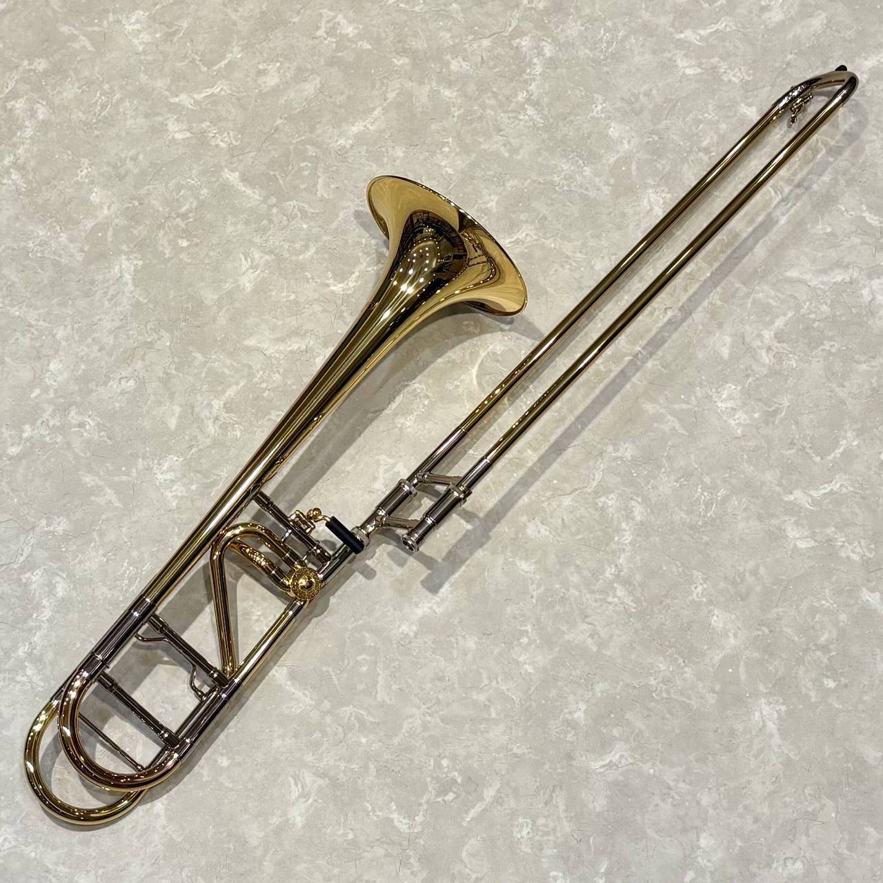 群馬交響楽団の首席トロンボーン奏者　棚田和彦氏の選定品【特徴】1236-0モデルは「通常演奏時(Fレバーを押さない時)の、よりクリアな吹奏感」をコンセプトに開発しました。全体の支柱の数や位置を配慮し、テナートロンボーンにより近い吹奏感が得られ、またF管使用時の息がより緩やかな角度で流れるように設計し、Fレバー使用時も違和感なく演奏しやすくなりました。こちらはオープンラップタイプになります。【商品のコンディション】新品・展示品・メーカー保証付属こちらは店頭展示中の商品ですが当店専属のプロリペアマンがお届け前に、点検、調整、クリーニングを行いますので、届いたその日から快適にお使いいただけます。店頭展示中のため細かな傷がある場合はご容赦ください。【詳細情報】調 : Bb/Fベルサイズ : 8.1/2インチボアサイズ:13.9mmスライド材質: イエローブラス仕上げ : ラッカー【付属品】・脱着式マウスパイプ 3本付・マウスピース・オリジナルケースご注意 ●専門のプロリペアマンが点検、調整をし、ベストな状態でお届けいたします。●メーカー保証付き。また当店でお買い上げいただいた商品はメーカー保証終了後も島村楽器全店で通常よりもお安く修理、調整いたします。●当商品は店頭展示中の為、目立たない細かい磨きキズ等がある場合がございます。予めご了承ください。●商品の詳細、状態などは商品画像下の「お問い合わせ」ボタンより気軽にお問い合わせくださいませ。●こちらの商品は、ららぽーとTOKYO-BAY店店頭でも同時に販売しております。●店頭売却時の商品情報の削除は迅速を心掛けておりますが、万一ご注文後に売り切れとなっておりました場合は誠に申し訳ございませんがご容赦ください。　●発送前にも点検、最終調整をいたしますので、ご注文から数日かかる場合もございます。予めご了承ください。 ■管理コード:0145000893600