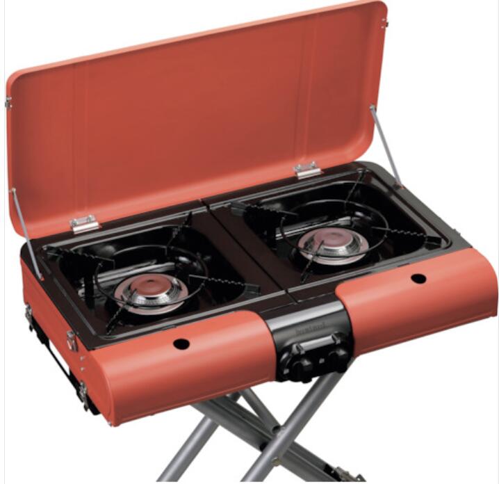 商品情報スタンド型・テーブル置きの2WAYで使用できる2口カセットコンロ特長着脱可能なスタンドで、スタンド型とテーブル置きの2通り使用可能です。テーブル直置き可能です。2口のカセットボンベ式バーナーを採用しています。カセットコンロと同様の安全装置を採用しています。底面がフラットなので、テーブルでの調理が可能です。アウトドアだけでなく室内でも大型コンロとして使用できます。水皿を深くし、屋外の風の影響を受けにくくした独自の構造です。スタンドにはタイヤ付きなので持ち運びも簡単です。用途屋外での使用に。災害時に。商品スペック仕様・規格 最大発熱量：3.3kW×2連続燃焼時間：約70分（片側バーナー）奥行(mm)：519高さ(mm)：1072幅(mm)：816最大発熱量：3.3kW×2使用燃料：イワタニカセットガス(別売)材質 本体：鋼板ホーロ用鋼板質量・質量単位 11.3kg使用条件 -注意事項 -セット内容・付属品 専用グリルプレート×2枚製造国 日本