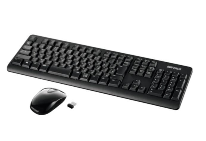 商品情報特長キーボードもマウスも1つのレシーバーでつながります。最大10mの操作距離を実現する2.4GHzワイヤレスマウスです。ドライバーインストール不要の簡単接続です。RoHS基準値準拠キーボードの特長：単3電池1本でも約3年（※）動作する省電力設計、1000万回の押下に耐える高耐久設計マウスの特長：静かな場所でも気にならない静音設計、単3電池1本で約2.4年（※）動作する省電力設計、左右どちらの手でも使えるシンメトリーデザイン高感度BlueLED搭載用途1つのレシーバーで両方接続できる、USBポートの少ないパソコン用。注意質量は付属のマウスの分は除いています。商品スペック仕様・規格 静音マウス付電源：単3形乾電池×1本（キーボード・マウス共）付属キータイプ：メンブレン色：ブラック幅(mm)：443奥行(mm)：152高さ(mm)：31インターフェース：USBコネクタ形状：USB対応OS：Windows7/8.1/10/11、Chrome OSキーピッチ(mm)：19キー数：108キー方式：日本語配列適合OS：Windows7/8.1/10/11、Chrome OS質量・質量単位 496g