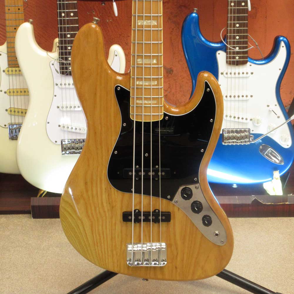 1993～1994年製【状態】ボディにネジ穴埋めの跡があります。ポット、コンデンサ、ピックガード等交換。擦り傷や小さな打痕があります。ネックに反りはなく、トラスロッドも余裕があります。フレットの残りは6割程度です。当店の商品は専門スタッフによって調整済みです。商品の詳細は電話、メールにてお気軽にお問い合わせください。買取、下取りにも力を入れておりますので是非ご相談ください! (TAX FREE. 免税販売を行っています。 TAX FREE 可提供免税)シモクラセカンドハンズPart2TEL 03-3293-7727
