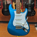 1993~1994年製 Fender JapanST-37S LPB/Rの中古品が入荷いたしました。スケール、ナット幅、ボディサイズももちろん、スケールダウンしたSTMシリーズ。【 スペック 】ボディ:ポプラネック:メイプル(ボルトオン)フィンガーボード:ローズウッド 22Fピックアップ:オリジナルシングルコイル・ストラト x3コントロール:1 ボリューム 1 トーン 5 Wayスイッチ【 状態 】・擦り傷こそ見受けられますが、その他は、目立つ傷等無く、非常に綺麗な状態です・ネック:演奏に問題なし・ロッド:余裕あり・フレット:残り8割・重量:2,95kg※当店の商品は専門スタッフによって調整済みです。※商品の詳細は電話、メールにてお気軽にお問い合わせください。※買取・下取りにも力を入れておりますので是非ご相談ください!TEL:03-3293-7706Mail:shimokura@shimokura-gakki.com