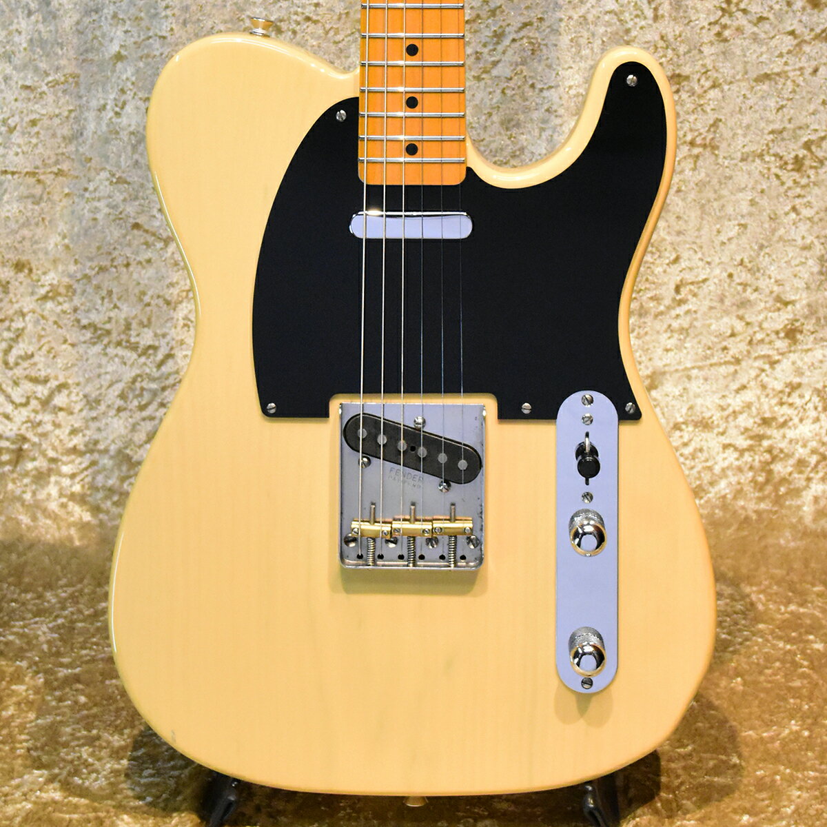 2010~2012年製 Fender JapanTL52-TX OWBの中古品が入荷いたしました。人気NO.1 USA製ピックアップ、テキサススペシャル搭載モデル。【スペック】・ボディ:アッシュ・ネック:メイプル(ボルトオン)・フィンガーボード:メイプル 21F・ピックアップ:テキサススペシャル・テレ x2・コントロール:1 ボリューム 1 トーン 3 Wayスイッチ【 状態 】・指板面(8、11フレット付近)に傷が見受けられ、その他は、擦り傷や細かな打跡等の使用感とございますが、比較的綺麗な状態です・ネック:演奏に問題なし・ロッド:余裕あり・フレット:残り7割・重量:4,15kg※当店の商品は専門スタッフによって調整済みです。※商品の詳細は電話、メールにてお気軽にお問い合わせください。※買取・下取りにも力を入れておりますので是非ご相談ください!TEL:03-3293-7706Mail:shimokura@shimokura-gakki.com