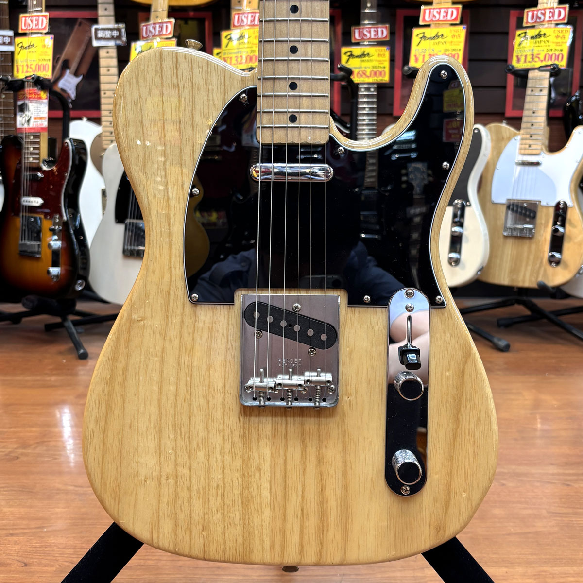 Fender Japan 2015年製TL71/ASH NAT/Mの中古品が入荷いたしました。ヘッドストックのトラディショナルロゴをはじめ、Fキー入りのマシンヘッドとネックジョイントプレート等のモダンな雰囲気漂うルックスが特徴的な71年スタイルを忠実に再現。アッシュボディに、高めの出力とモダンなテイストを備え、ワイドレンジでバランスの良いサウンドが得られ、幅広いジャンルにフィットする現代的なサウンドをもつオリジナルピックアップを2基搭載。確かな手応えと味わいあるフェンダートーンを十分に味わうことが出来る一本です。【スペック】・ボディ:アッシュ・ネック:メイプル(ボルトオン)・フィンガーボード:メイプル 21F・ピックアップ:オリジナルシングルコイル・テレ x2・コントロール:1 ボリューム 1 トーン 3 Wayスイッチ【状態】・ 指板エンドに削れた跡が見受けられ 、その他は、擦り傷や細かな打跡等の使用感とございますが、比較的綺麗な状態です・ネック:演奏に問題なし・ロッド:余裕あり・フレット:残り7割・重量:3,2kg※当店の商品は専門スタッフによって調整済みです。※商品の詳細は電話、メールにてお気軽にお問い合わせください。※買取・下取りにも力を入れておりますので是非ご相談ください!TEL:03-3293-7706Mail:shimokura@shimokura-gakki.com