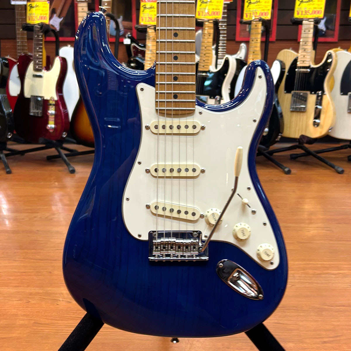 Fender USA 2019年製Limited Edition Roasted Maple American Professional Stratocaster SBT/Mの中古品が入荷いたしました。"Professional"は生きる姿勢、"Creativity"は生き様です。クリエイティビティと表現の境界を押し広げ、従来の表現の域を超えようと願う全てのプレイヤーの為に開発された"アメリカンプロフェッショナルシリーズ"。コード演奏にもソロ演奏にも最適でより自然なプレイヤビリティを追求した"Deep Cシェイプ"採用。ピックアップは、複数種類のアルニコマグネットを独自にミックス配列し、よりヴィンテージなトーンを実現する新開発の"V-Modピックアップ"を三基搭載。進化を遂げたフェンダー真のオリジナルモデルです!!様々なシーンで使えるストラトを探されている方にお勧めです!!【スペック】・ボディ:アルダー・ネック:ローステッドメイプル(ボルトオン)・フィンガーボード:ローステッドメイプル 22F・ピックアップ:オリジナルシングルコイル・ストラト x3・コントロール:1 ボリューム 2 トーン 5 Wayスイッチ【状態】・目立つ傷等は無く、非常に綺麗な状態です・ネック:演奏に問題なし・ロッド:余裕あり・フレット:残り8割・重量:3,7kg※当店の商品は専門スタッフによって調整済みです。※商品の詳細は電話、メールにてお気軽にお問い合わせください。※買取・下取りにも力を入れておりますので是非ご相談ください!TEL:03-3293-7706Mail:shimokura@shimokura-gakki.com