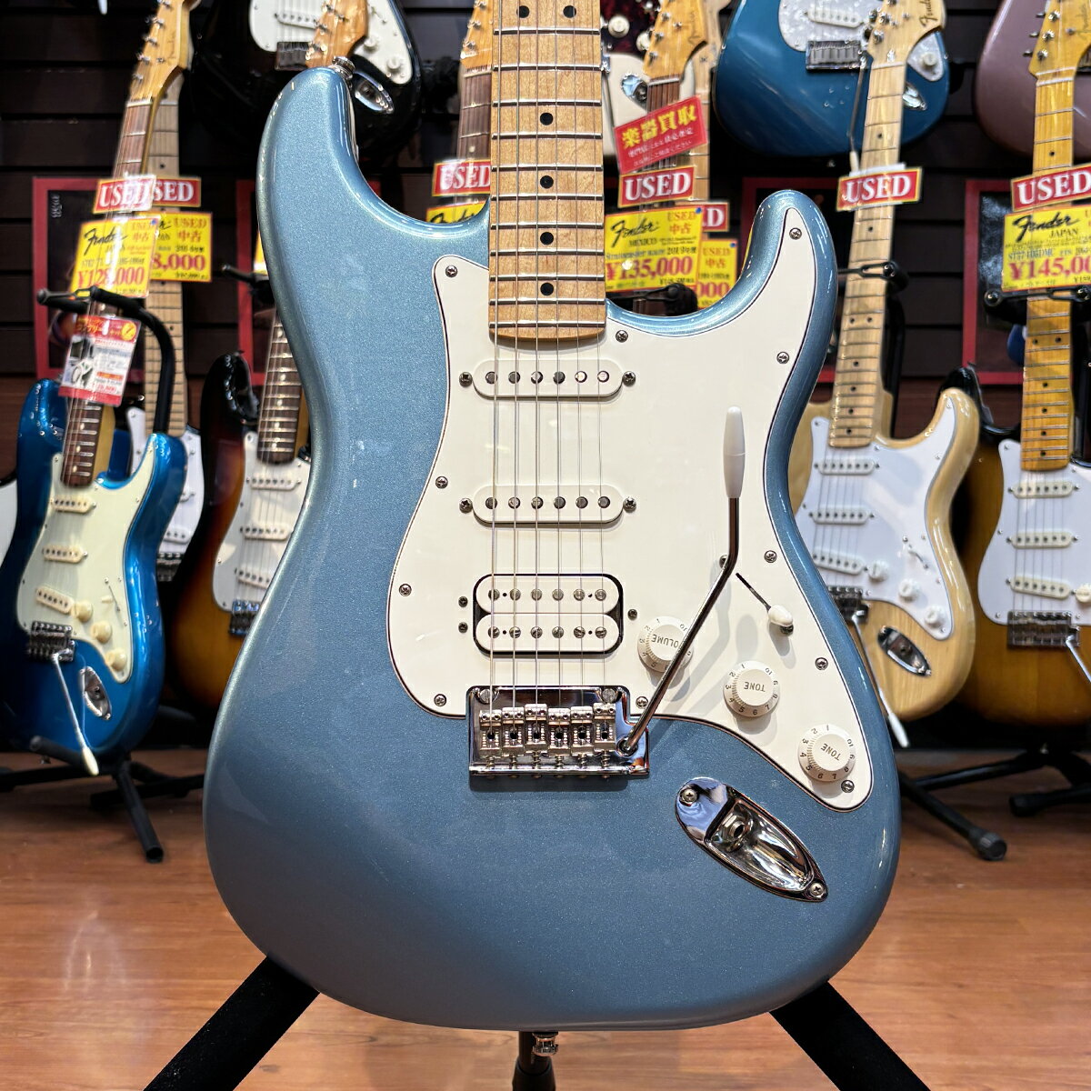Fender Mexico 2019年製Player Stratocaster HSS TPL/Mの中古品が入荷いたしました。時代を超越したデザイン、象徴的なサウンドとスタイル。伝統に基づき製作され、確かなフェンダートーンとフィーリングを放つプレイヤーシリーズ。ストラトキャスターの印象的なサウンドは、フェンダーサウンドの基礎になっています。鳴りの良いハイエンド、パンチの効いたミッド、力強いローエンドと言ったクラシックなサウンドに、歯切れの良いクリアなトーン。このフレキシブルなPlayer Stratocaster HSSは、フェンダーならではのフィーリングとスタイルを持つギターです。あらゆるスタイルに対応し、どんな音楽的ビジョンも叶えてくれる一本です。【スペック】・ボディ:アルダー・ネック:メイプル(ボルトオン)・フィンガーボード:メイプル 22F・ピックアップ:オリジナルシングルコイル・ストラト(フロント&センター)オリジナルハムバッカー(リア)・コントロール:1 ボリューム 2 トーン 5 Wayスイッチ【状態】・目立つ傷等は無く、非常に綺麗な状態です・ネック:演奏に問題なし・ロッド:余裕あり・フレット:残り8割・重量:3,82kg※当店の商品は専門スタッフによって調整済みです。※商品の詳細は電話、メールにてお気軽にお問い合わせください。※買取・下取りにも力を入れておりますので是非ご相談ください!TEL:03-3293-7706Mail:shimokura@shimokura-gakki.com