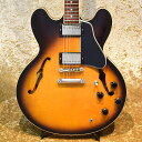 1999年製 Gibson USAES335(改) VSの中古品が入荷いたしました。 1958年に誕生し、ジャズ、フュージョンに限らず、ジャンルを問わずオールマイティに使えGibsonセミアコの決定版として有名なES335。※ピックアップがGibson社製Burst Bucker 2(フロント)Burst Bucker 3(リア)に交換されております【スペック】・ボディ:メイプルトップ/サイド/バック(セミアコ構造)・ネック:マホガニー(セットネック)・フィンガーボード:ローズウッド 22F・ピックアップ:バーストバッカー2(フロント)バーストバッカー3(リア)・コントロール:2 ボリューム 2 トーン 3 Wayスイッチ【状態】・擦り傷や細かな打跡等の使用感は見受けられますが、比較的綺麗な状態です・ネック:演奏に問題なし・ロッド:余裕あり・フレット:残り7割・重量:3,9kg※当店の商品は専門スタッフによって調整済みです。※商品の詳細は電話、メールにてお気軽にお問い合わせください。※買取・下取りにも力を入れておりますので是非ご相談ください!TEL:03-3293-7706Mail:shimokura@shimokura-gakki.com