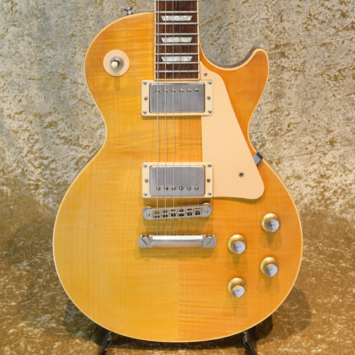 2004年製 Gibson USA60's Les Paul Standard(改) HBの中古品が入荷いたしました。従来のサウンドを放つソリッドボディ構造。※ピックアップが交換されております。(フロントは496R、リアは57クラッシク)【 状態 】・ボディトップの塗装が剥がされており、艶消し仕上げにされております。またボディバック、ヘッド部分に擦り傷が多々、ボディエンドに打跡が見受けられ、使用感ある状態です・ネック:演奏に問題なし・ロッド:余裕あり・フレット:残り7割・重量:4.0kg【 スペック 】ボディ:フィギュアードメイプルトップ/マホガニーバックネック:マホガニー(セットネック)フィンガーボード:ローズウッド 22Fピックアップ:496R(フロント)57クラッシック(リア)コントロール:2 ボリューム 2 トーン 3 Wayスイッチ※当店の商品は専門スタッフによって調整済みです。※商品の詳細は電話、メールにてお気軽にお問い合わせください。※買取・下取りにも力を入れておりますので是非ご相談ください! TEL:03-3293-7706