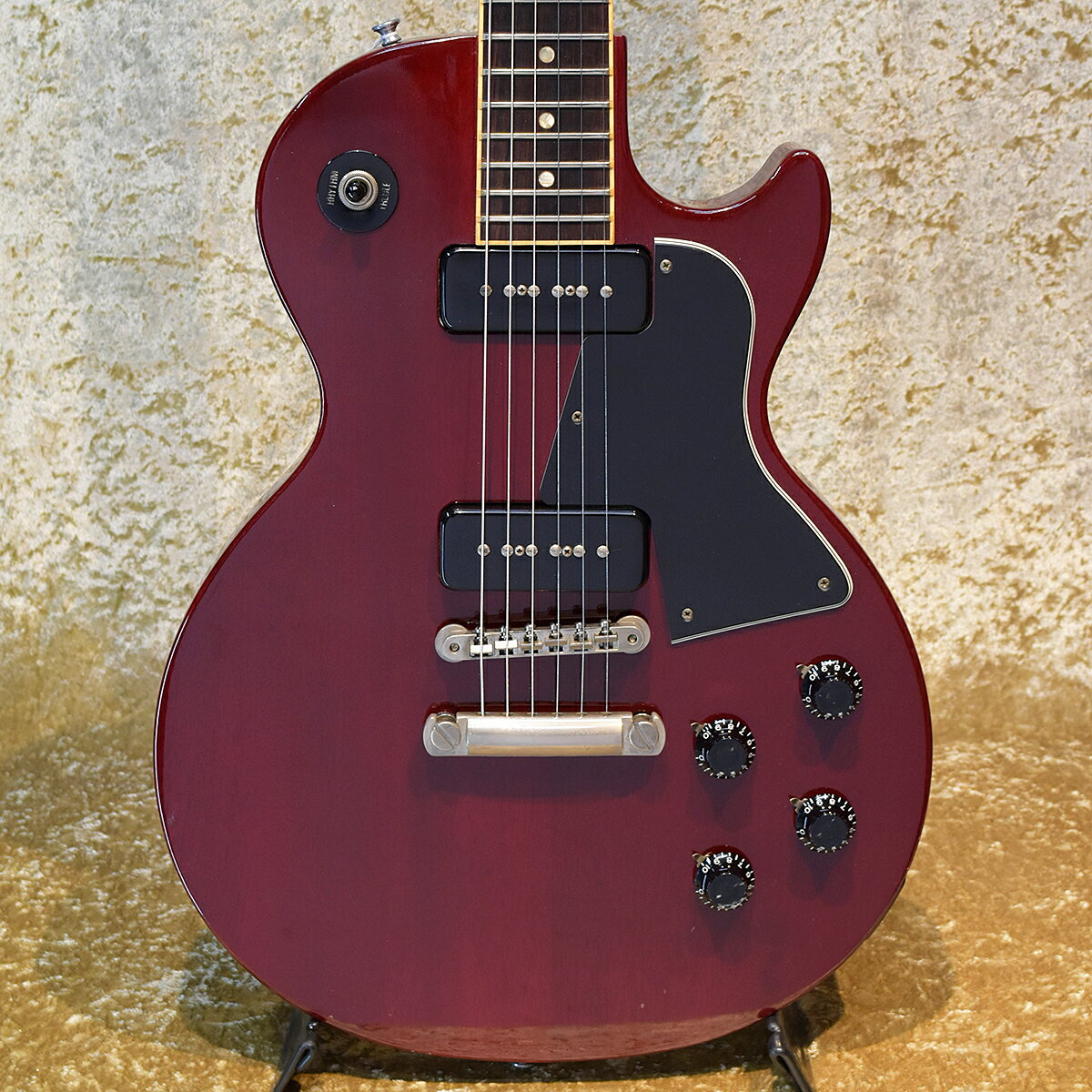 1996年製 Gibson USALes Paul Special CHの中古品が入荷いたしました。ローノイズなハムバッカー構造を採用し、ファットで張りのあるトーンが魅力的なP100搭載モデル。【 状態 】・擦り傷や細かな打跡等の使用感は見受けられますが、比較的綺麗な状態です・ネック:演奏に問題なし・ロッド:余裕あり・フレット:残り7割・重量:4,12kg【 スペック 】ボディ:マホガニーネック:マホガニー(セットネック)フィンガーボード:ローズウッド 22Fピックアップ:P100コントロール:2 ボリューム 2 トーン 3 Wayスイッチ※当店の商品は専門スタッフによって調整済みです。※商品の詳細は電話、メールにてお気軽にお問い合わせください。※買取・下取りにも力を入れておりますので是非ご相談ください!TEL:03-3293-7706Mail:shimokura@shimokura-gakki.com