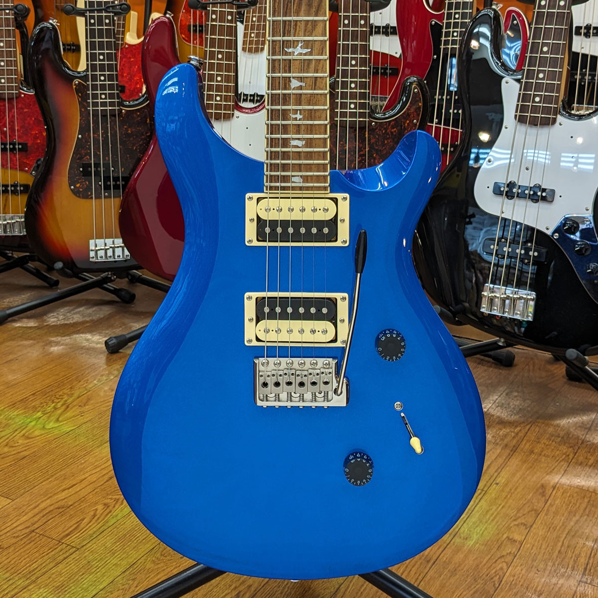 2019年製 Paul Reed SmithSE Standard 24 RBMの中古品が入荷いたしました。シングルコイルとハムバッカーサウンドの切替が可能なコイルタップ機能搭載モデル。【 状態 】・目立つ傷等は無く、非常に綺麗な状態です・ネック:演奏に問題なし・ロッド:余裕あり・フレット:残り8割・重量:3.4kg【 スペック 】ボディ:マホガニーネック:マホガニー(セットネック)フィンガーボード:ローズウッド 24Fピックアップ:オリジナルハムバッカー x2コントロール:1 ボリューム 1 トーン/プッシュ/プル SW 3 Wayスイッチ※当店の商品は専門スタッフによって調整済みです。※商品の詳細は電話、メールにてお気軽にお問い合わせください。※買取・下取りにも力を入れておりますので是非ご相談ください!TEL:03-3293-7706Mail:shimokura@shimokura-gakki.com