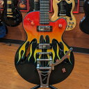 2005年製 EpiphoneFLAMEKAT(改) EBの中古品が入荷いたしました。二基のニューヨークミニハムバッカー、インパクトあるルックスを持つビグスビーブリッジ等、ロックテイスト溢れるルックスが特徴的な一本。※リアピックアップがSeymour Duncan社製SM-3b Mini Hummbackerに交換されております【 状態 】・擦り傷や細かな打跡等の使用感は見受けられますが、比較的綺麗な状態です・ネック:演奏に問題なし・ロッド:余裕あり・フレット:残り8割・重量:3,75kg【 スペック 】ボディ：ラミネイテッドメイプルトップ/マホガニーバック(セミホロウ構造)ネック：メイプル(セットネック)フィンガーボード：ローズウッド 22Fピックアップ：ニューヨークミニハムバッカー x2コントロール：1 マスターボリューム 2 ボリューム 1 マスタートーン 3 Wayスイッチ ※当店の商品は専門スタッフによって調整済みです。※商品の詳細は電話、メールにてお気軽にお問い合わせください。※買取・下取りにも力を入れておりますので是非ご相談ください!TEL:03-3293-7706Mail:shimokura@shimokura-gakki.com