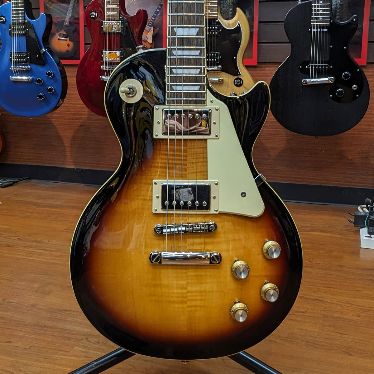 Epiphone 2022年製Les Paul Standard 50's VSの中古本が入荷いたしました。1950年代製のレスポールのフィーリングとトーンを見事なまでに再現した不朽のクラッシックモデル。【 状態 】・目立つ傷等は無く、非常に綺麗な状態です・ネック:演奏に問題なし・ロッド:余裕あり・フレット:残り8割・重量:3,9kg【 スペック 】ボディ:フィギュアードメイプルトップ/マホガニーバックネック:マホガニー(セットネック)フィンガーボード:ローズウッド 22Fピックアップ:オリジナルハムバッカー x2コントロール:2 ボリューム 2 トーン 3 Wayスイッチ※当店の商品は専門スタッフによって調整済みです。※商品の詳細は電話、メールにてお気軽にお問い合わせください。※買取・下取りにも力を入れておりますので是非ご相談ください!TEL:03-3293-7706Mail:shimokura@shimokura-gakki.com