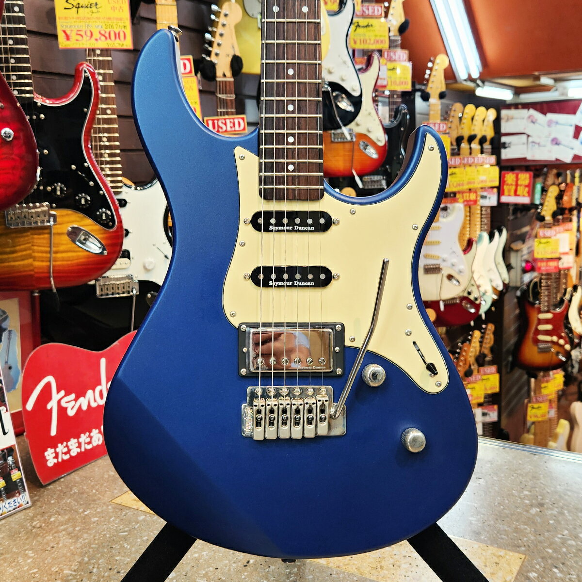 YAMAHAPAC612V II X MSBの中古品が入荷いたしました。正確な音程、高い演奏性、多彩な音色、高品質なサウンド。上級モデルで開発されたアイディアや技術を惜しみなく注ぎ込みました。エレキギターの魅力を伝える、クオリティが高く、 絶大な支持と評価を得た”パシフィカシリーズ”。ピックアップはフロントにSeymour Duncan社製のSSL-1を、センターには同社製のSSL-1 RwRp、リアには同社製のカバードハムバッキングCustom5を搭載。3ピックアップ搭載で様々な音楽ジャンルに対応可能。モダンな 外観、ピックガードカラーを採用しました。【スペック】・ボディ:アルダー・ネック:メイプル(ボルトオン)・フィンガーボード:ローズウッド 22F・ピックアップ:セイモアダンカン SSL-1(フロント)SSL-1 RWRP(センター)SH-14(リア)・コントロール:1 ボリューム 1 トーン/プッシュ/プル SW 5 Wayスイッチ【状態】・擦り傷や細かな打跡等の使用感は見受けられますが、比較的綺麗な状態です・ネック:演奏に問題なし・ロッド:余裕あり・フレット:残り8割・重量:3,6kg※当店の商品は専門スタッフによって調整済みです。※商品の詳細は電話、メールにてお気軽にお問い合わせください。※買取・下取りにも力を入れておりますので是非ご相談ください!TEL:03-3293-7706Mail:shimokura@shimokura-gakki.com