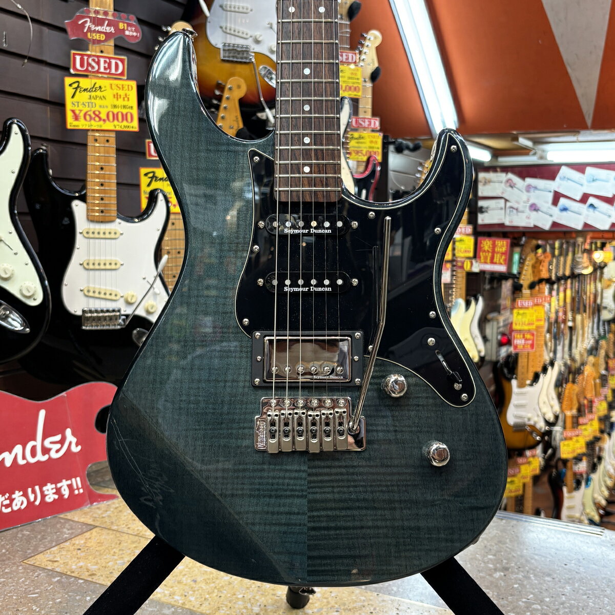 YAMAHAPAC612V II FM IDBの中古品が入荷いたしました。正確な音程、高い演奏性、多彩な音色、高品質なサウンド。上級モデルで開発されたアイディアや技術を惜しみなく注ぎ込みました。エレキギターの魅力を伝える、クオリティが高く、 絶大な支持と評価を得た”パシフィカシリーズ”。ピックアップはフロントにSeymour Duncan社製のSSL-1を、センターには同社製のSSL-1 RwRp、リアには同社製のカバードハムバッキングCustom5を搭載。3ピックアップ搭載で様々な音楽ジャンルに対応可能。ボディトップ及びヘッドに美しい杢目のフレイムメイプルを配しシースルーカラーを採用ブリッジにはWilkinson社製VS-50を搭載しスムーズなアーミングを実現。【スペック】・ボディ:フレイムメイプルトップ/アルダーバック・ネック:メイプル(ボルトオン)・フィンガーボード:ローズウッド 22F・ピックアップ:セイモアダンカン SSL-1(フロント&センター)セイモアダンカン カスタム5(リア)・コントロール:1 ボリューム 1 トーン/プッシュ/プル SW 5 Wayスイッチ【状態】・擦り傷や細かな打跡等の使用感は見受けられますが、比較的綺麗な状態です・ネック:演奏に問題なし・ロッド:余裕あり・フレット:残り8割・重量:3,56kg※当店の商品は専門スタッフによって調整済みです。※商品の詳細は電話、メールにてお気軽にお問い合わせください。※買取・下取りにも力を入れておりますので是非ご相談ください!TEL:03-3293-7706Mail:shimokura@shimokura-gakki.com