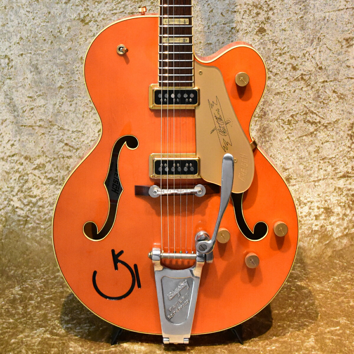 2007年製 GRETSCHG6120DSW Vintage Orangeの中古品が入荷いたしました。Gマークの刻印やポジションマーク等、1950年代中期のウエスタン色の強いデザインを特徴とした一本。 【スペック】・ボディ:アーチドラミネイテッドメイプルトップ/サイド/バック(フルアコ構造)・ネック:2 pcsメイプル(セットネック)・フィンガーボード:ローズウッド 22F・ピックアップ：ダイナソニック x2・コントロール:1 マスターボリューム 2 ボリューム 1 マスタートーン 3 Wayスイッチ【状態】・ハードウェアに経年変化によるくすみが見受けられ、その他は、目立つ傷等無く、非常に綺麗な状態です・ネック:演奏に問題なし・ロッド:余裕あり・フレット:残り8割・重量:3,1kg※当店の商品は専門スタッフによって調整済みです。※商品の詳細は電話、メールにてお気軽にお問い合わせください。※買取・下取りにも力を入れておりますので是非ご相談ください!TEL:03-3293-7706Mail:shimokura@shimokura-gakki.com