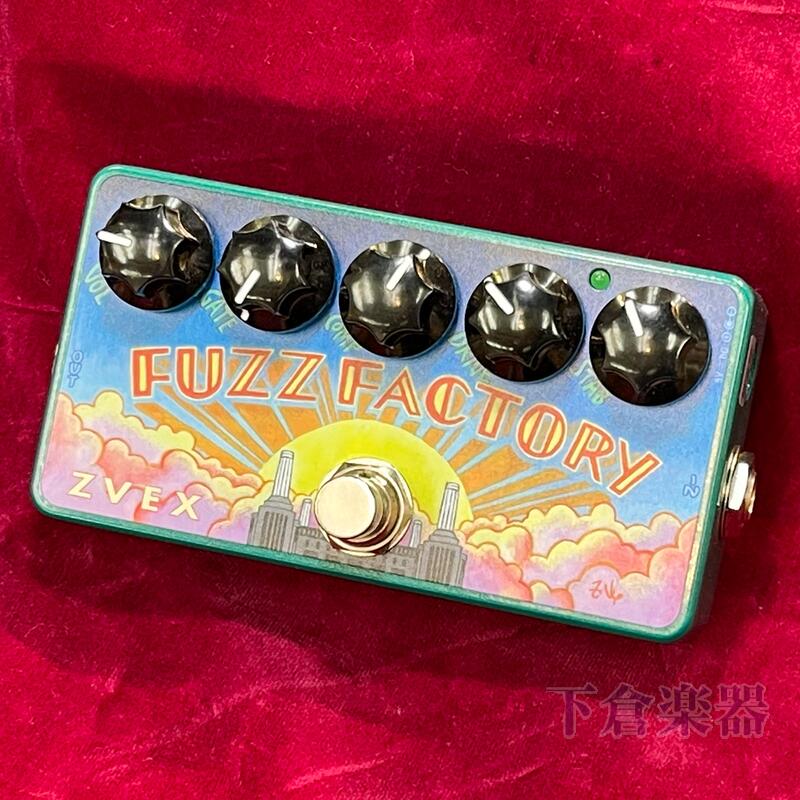 オリジナルのFuzz Factoryのサウンド、トーン、ユニークな特徴はそのまま残されています。重要なパーツは全てオリジナル製品と同一で、On/Offを示すLEDとDC Power Jackが付き、アップグレードされました！　一方、オリジナル製品はJason Myrold氏によるハンド・ペイントでしたが、氏がデザインした新しいアートワークをシルクスクリーン印刷することによってコストダウンを実現しました。 手作業で磨かれたアルミボックスにブラックとグリーン2色で手作業のシルクスクリーン印刷が施された外観、これがZ Vexの新しいシリーズ、"Vexter Series"としての新デザインです。