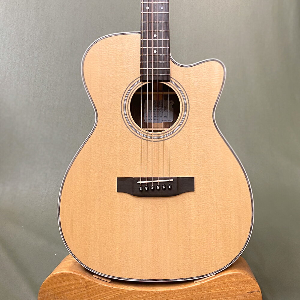 OMスケールの645mm / 44mmワイドネックで特注したYFカスタムです。 フィンガーピッカーに特化した仕様ということで、ピックガードはありません。 ヘッド全体の表面積を少なく設計しなおし、加えてGotoh製のSX510、オープンバックスタイルの糸巻きを採用することにより、ヘッド負担を減らし、同時にヘッド振動を生かすことにより、全体の鳴りに厚みを持たせています。 糸巻きのSX510は真鍮が用いられており、弦のテンションに左右されることなくチューニングの安定性に優れ、ギアの摩耗が少なく長期間使用できるペグとして人気の高い機種です。 あえてカッタウェイ / ノンピックアップの仕様で製作することにより、後付けのピックアップマイクをユーザーの使用頻度や予算によって選べる形をとりました。 - pickup 取り付け加工代金 ￥0 - 当店にてお買い上げいただきましたヤイリギターは後付けのピックアップマイクの改造工賃が無料になります。 （ピックアップマイクは同時購入じゃなくてもOK） 職人たちが1本1本を丁寧に仕上げるヤイリギターを、末永くご使用いただく為に新品のヤイリギターにはすべて「永久保証」が付属します。 ◇ヤイリギターについて詳しく知りたい方は当店専門スタッフがお応えいたします。 お気軽にお問い合わせください。◇ 【仕様】 ・表板：シトカ スプルース単板 ・側板：インドローズ単板 ・裏板：インドローズ単板 ・ネック：マホガニー ・フィンガーボード：エボニー ・ブリッヂ：エボニー ・弦長：645mm ・ナット幅：44mm ・永久保証付き ・専用ハードケース付 ヤイリギターではセミオーダーや完全オーダーを1本単位で取り扱います。世界に1本だけの特別なギターを作ることができます。漠然としたアイデアしかない場合でも専門スタッフにご相談ください。 特注担当：直井 TEL 03-3293-7771