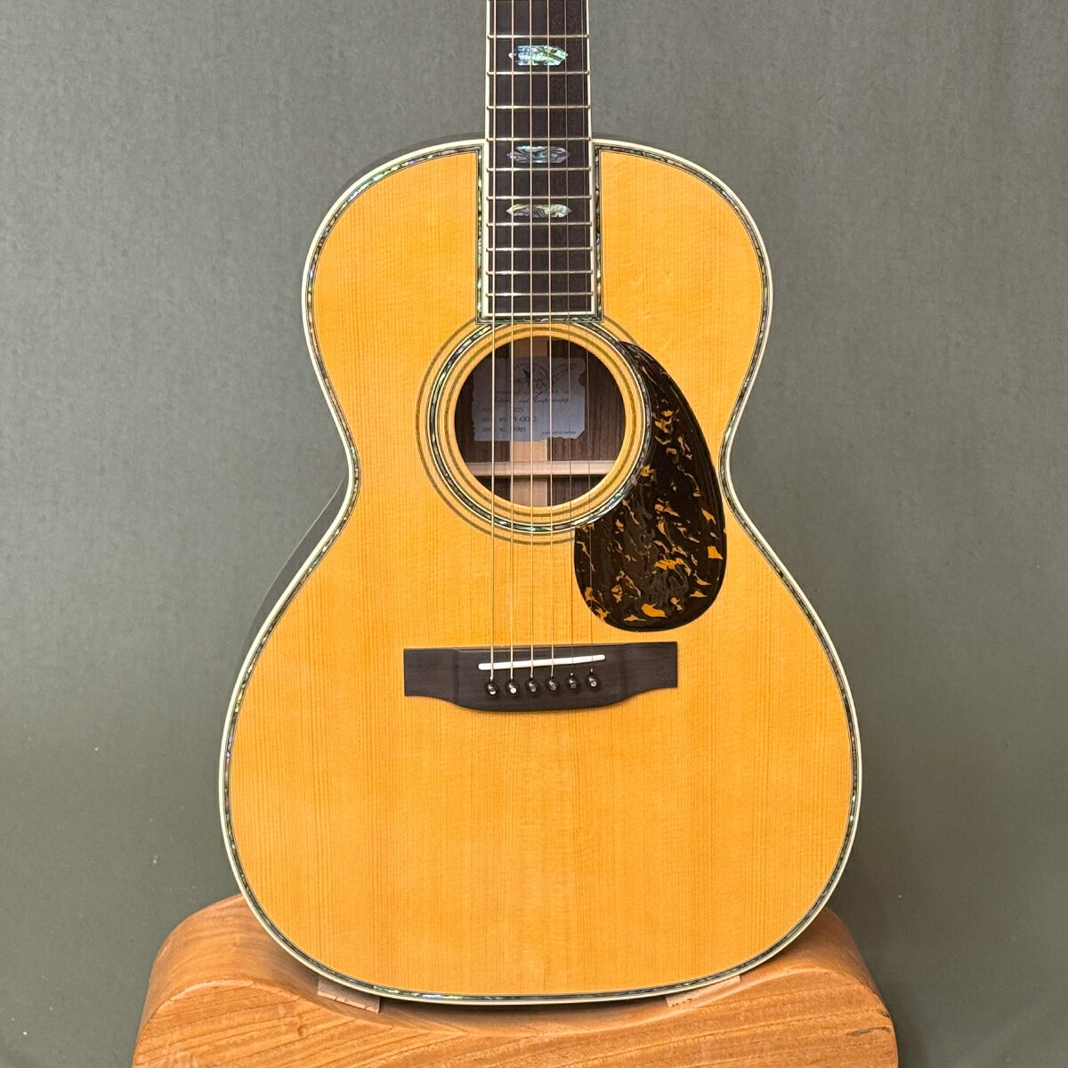 限定2本でジャーマントップの0042を作って頂きました。 御茶ノ水店2Fにて展示致します。 通常のニューヨーカーとは異なり、14フレットジョイントです。 ブレットシェイプのまま接続を14フレットにしていますので、他社製の00に比べても音量があります。 適度にシーズニングさせたジャーマンスプルースは残すところわずかということで、それらを用いてこれまでにないスペックで 特注モデルを製作して頂いております。 スクエアヘッドは残り1本、ラウンドヘッドは残り2本です。 【仕様】 ・表板：ジャーマンスプルース単板 ・側板：インディアンローズウッド単板 ・裏板：インディアンローズウッド単板 ・ネック：マホガニー ・指板：エボニー ヘキサゴンインレイ ・ブリッヂ：エボニー ・弦長：635mm ・ナット幅：44mm ・天神板：ハカランダ ・糸巻き：Gotoh SXB510-06M-GG ・永久保証付き ・専用ハードケース付