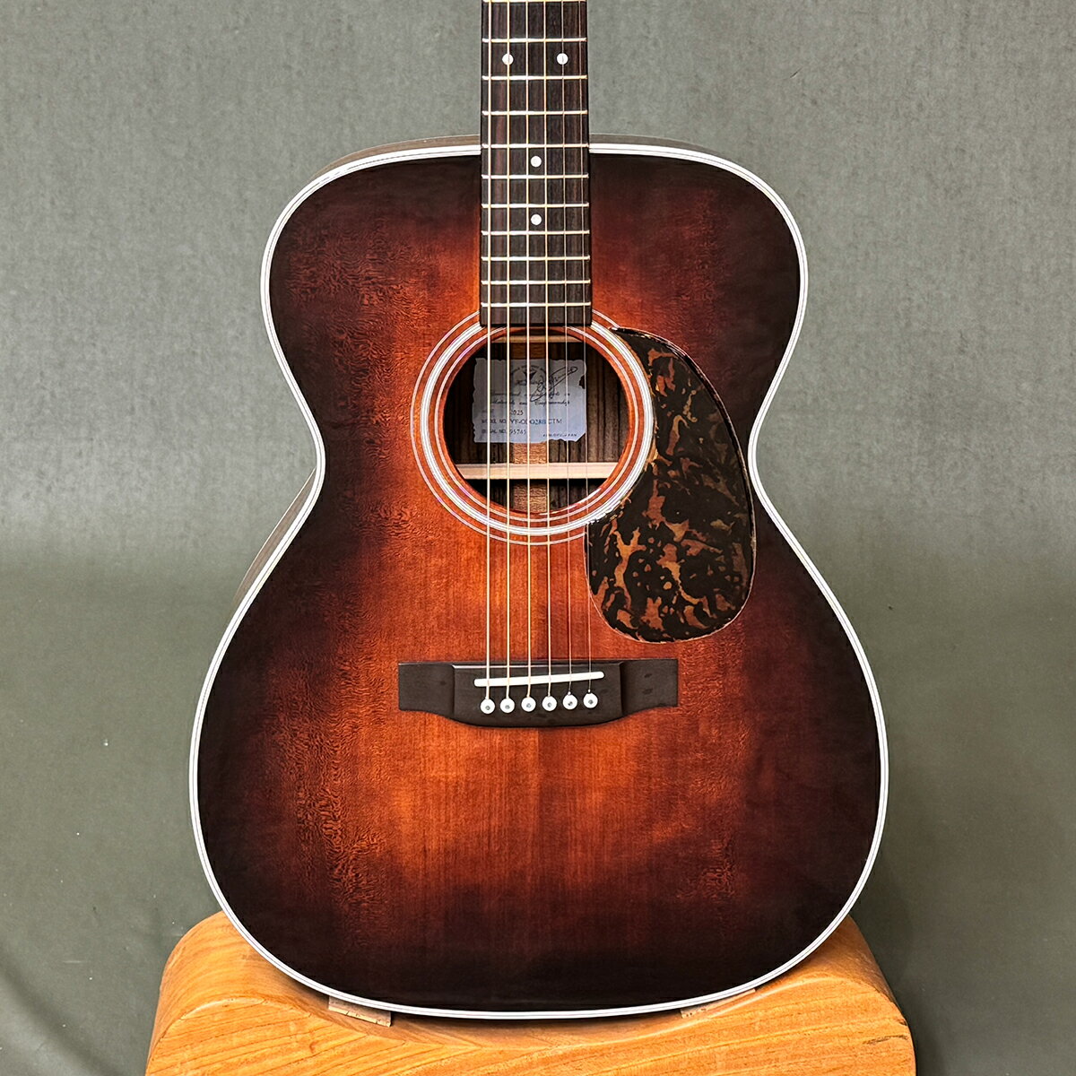 グロスフィニッシュボディー 下倉楽器オリジナルカラーのダークアンティークサンバーストで仕上げたOOO28Bカスタムです。初回入荷2本となります。今後年間数本は入荷していく予定です。ピックガードはヤイリの職人が手作業で作成したオリジナルピックガードです。 職人たちが1本1本を丁寧に仕上げるヤイリギターを、末永くご使用いただく為に新品のヤイリギターにはすべて「永久保証」が付属します。 - pickup 取り付け加工代金 ￥0 - 当店にてお買い上げいただきましたヤイリギターは後付けのピックアップマイクの改造工賃が無料になります。 （ピックアップマイクは同時購入じゃなくてもOK） ◇ヤイリギターについて詳しく知りたい方は当店専門スタッフがお応えいたします。 お気軽にお問い合わせください。◇ 【仕様】 ・表板：シトカスプルース単板 ・側板：インドローズ ・裏板：インドローズ ・ネック：マホガニー ・フィンガーボード：エボニー ・ブリッヂ：エボニー ・弦長：635mm ・ナット幅：42mm ・専用ギグケース付 ・メーカー永久保証付き ヤイリギターではセミオーダーや完全オーダーを1本単位で取り扱います。世界に1本だけの特別なギターを作ることができます。漠然としたアイデアしかない場合でも専門スタッフにご相談ください。 特注担当：直井 TEL 03-3293-7771