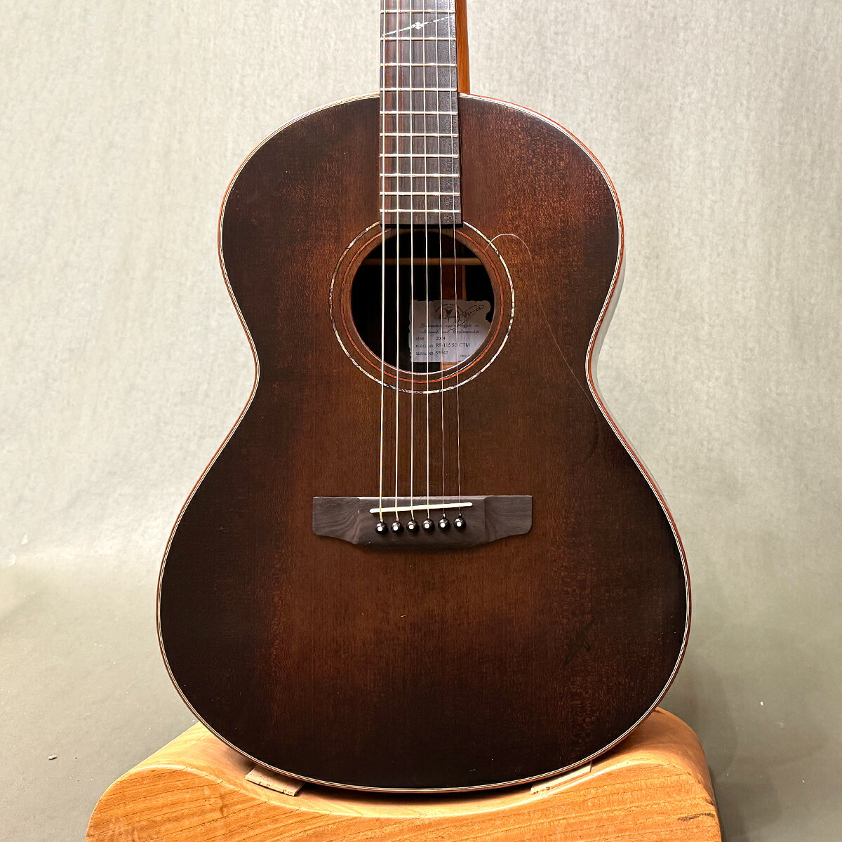 クラシックギターサイズのアコギとしてフィンガーピッカーに人気の高いRFシリーズをYW-1000に用いる為に選定したハカランダ合板をサイドバックに採用した特注モデルが入荷しました。 ヘッド、ボディーにはマホガニーのバインディング、落ち着いた見た目で人気の下倉楽器オリジナルカラーの『ダークオリーブグリーン』をトップに施し、塗装の仕上げは反射のないツヤ塗装、セミグロスで仕上げました。 塗装下に張られた透明ピックガードは透明が、木目を引き立たせます。 【セミグロス】 通常、艶のないサテンフィニッシュですが、艶だしとの中間、湿気への耐久性、振動を抑えない、適度の塗膜を実現した、セミグロスフィニッシュ仕上げです。そして大変高級感のある塗装仕上げです。 チューニング精度の高いGotoh製 SGV-510を搭載しました。 ・マホガニーバインディング ・Gotoh SGV-510 -ZS5-CK ・セミグロスフィニッシュ ・特注カラー：ダークオリーブグリーン 職人たちが1本1本を丁寧に仕上げるヤイリギターを、末永くご使用いただく為に新品のヤイリギターにはすべて「永久保証」が付属します。 - pickup 取り付け加工代金 ￥0 - 当店にてお買い上げいただきましたヤイリギターは後付けのピックアップマイクの改造工賃が無料になります。 （ピックアップマイクは同時購入じゃなくてもOK） ◇ヤイリギターについて詳しく知りたい方は当店専門スタッフがお応えいたします。 お気軽にお問い合わせください。◇ 【仕様】 ・表板：シトカスプルース単板 ・側板：ハカランダ ・裏板：ハカランダ ・ネック：マホガニー ・フィンガーボード：エボニー ・ブリッヂ：エボニー ・弦長：645mm ・ナット幅：42mm ・糸巻き：Gotoh SGV-510 -ZS5-CK ・永久保証付き ・専用ハードケース付 ヤイリギターではセミオーダーや完全オーダーを1本単位で取り扱います。世界に1本だけの特別なギターを作ることができます。漠然としたアイデアしかない場合でも専門スタッフにご相談ください。 特注担当：直井 TEL 03-3293-7771