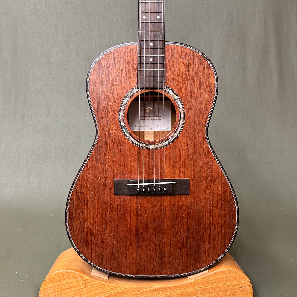 #373 数々のカスタムギターを国内外の著名アーティストに送り出してきた、ヤイリギター最長老、マスタークラフトマンの小池氏が手掛けた、カスタムショップ。 全身ホンジュラスマホガニーで組み上げたTFボディー タイトでザクっとした鳴りが特徴的であり、スプルースの明るさよりもダークな印象の強い他にはないスタイルのギターです。 ヤイリギターのオリジナルボディーシェイプの『RF』よりも若干小振りな『トーレスフォーク』タイプで、今は無きヤイリギターのオリジナル四天王シェイプの一つ。ブルースなどトラディッショナルフィンガースタイルには特にオススメの1本です。 現在個人からの製作依頼が多く、店舗からの注文も通常の製作期間では仕上がらない氏のギター、本人曰く今後あと何本製作できるか分からない為、これまで以上に魂を込めて製作頂いているということです。 半世紀以上ヤイリギターで製作に携わり、木材の性質を知り尽くした小池氏ならではの、他には存在しない特別なサウンドをお楽しみください。 職人たちが1本1本を丁寧に仕上げるヤイリギターを、末永くご使用いただく為に新品のヤイリギターにはすべて「永久保証」が付属します。 ◇ヤイリギターについて詳しく知りたい方は当店専門スタッフがお応えいたします。 お気軽にお問い合わせください。◇ 【仕様】 ・表板：ホンジュラスマホガニー単板 ・側板：ホンジュラスマホガニー単板 ・裏板：ホンジュラスマホガニー単板 ・ネック：ホンジュラスマホガニー ・フィンガーボード：エボニー ・ブリッヂ：エボニー ・弦長：645mm ・ナット幅：43mm ・永久保証付き ・専用ハードケース付 ヤイリギターではセミオーダーや完全オーダーを1本単位で取り扱います。世界に1本だけの特別なギターを作ることができます。漠然としたアイデアしかない場合でも専門スタッフにご相談ください。 特注担当：直井 TEL 03-3293-7771