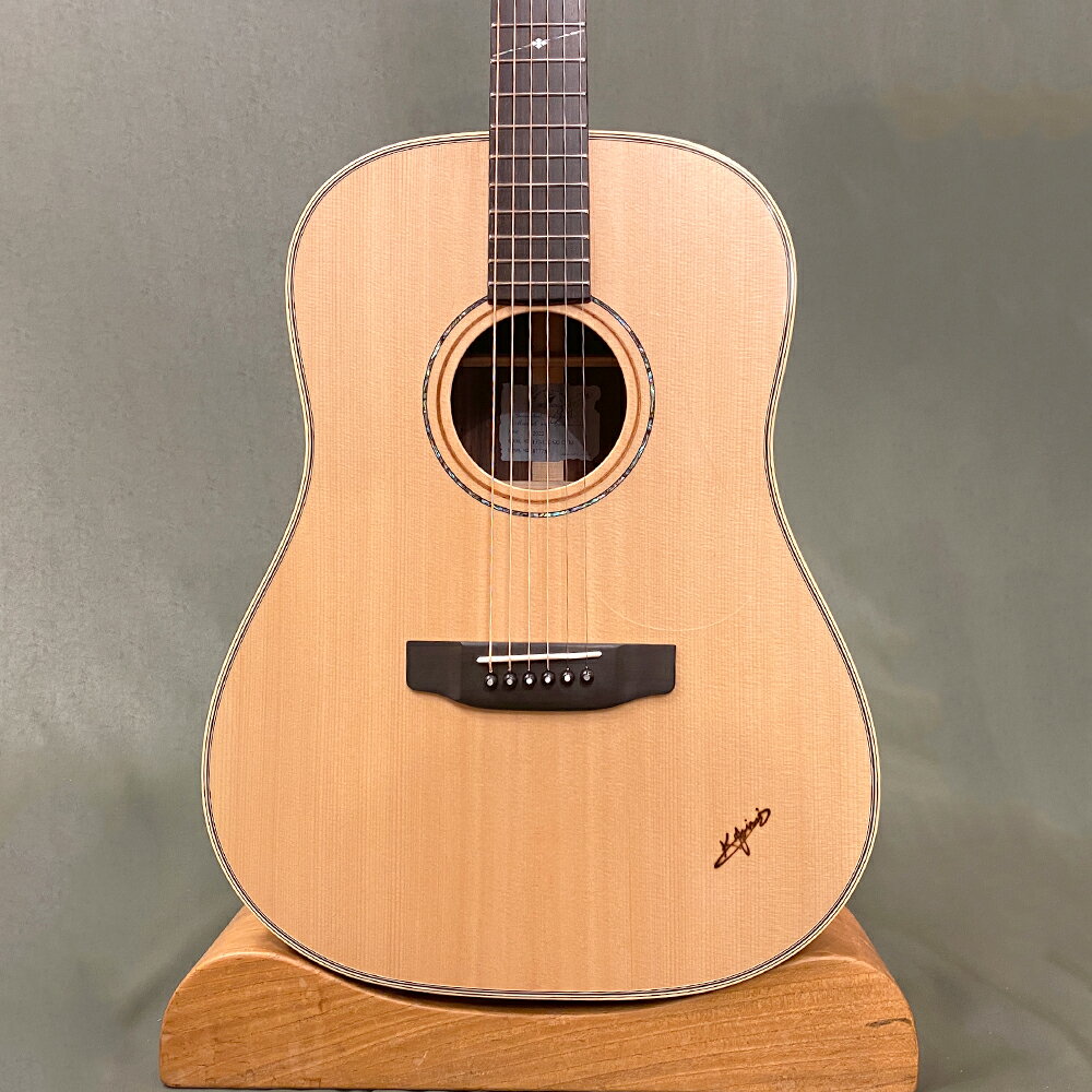 スプルース・インドローズの全面単板であり、純国産ヤイリギターの職人の手によってハンドメイドで組上げられる、ヤイリギターの中でも特に人気のモデルです。元々欧米人向けで考えられた、ドレッドノートサイズをひと回り小さくした、日本人向けのボディーサイズとして、70年代後期に先代のヤイリ社長の考案がもとで開発されたモデルとして、ヤイリ独自ボディライン四天王の一つです。 【セミグロス仕上げ】 従来のモデルはサテン(艶なし)塗装で仕上げられ、これまで人気を博してきましたが、ヤイリギターの塗装職人と試行錯誤を繰り返した結果、今回のセミグロスフィニッシュ(半艶塗装)が誕生しました。もちろんこれまでに存在しなかったわけではないのですが、量産ラインに組み込むことが出来ず、完成までに数年の実験を繰り返すことにより、より精度の高い、高級感のある仕上げに落ち着くことが出来ました。サウンド面でも全体の振動を落とすことなく、同時に耐久性にも優れた塗装とされています。 Gotoh製、高性能ペグSGV-510、糸巻きのつまみをリオグランデで特注した希少モデルです。 - pickup 取り付け加工代金 ￥0 - 当店にてお買い上げいただきましたヤイリギターは後付けのピックアップマイクの改造工賃が無料になります。 （ピックアップマイクは同時購入じゃなくてもOK） 【仕様】 ・表板：シトカスプルース単板 ・側板：インドローズ単板 ・裏板：インドローズ単板 ・ネック：マホガニー ・フィンガーボード：エボニー ・ブリッヂ：エボニー ・弦長：645mm ・ナット幅：42mm ・糸巻き：Gotoh SGV-510-ZSL5-CK ・永久保証付き ・専用ハードケース付 【これからギターを始めるビギナーにも絶対おすすめ】 まずヤイリギターがオススメのポイントとしては、日本人に合わせたネックサイズになっている為、楽器に触りなれていないビギナーでも左手への負担が少ない。ギターは握力を使う為、最初の数年はネックが細い方が扱いやすい為、ヤイリギターは最適です。 国産ハンドメイドということで、購入後のアフターケアが万全です。ヤイリギターからの保証は永久保証ですので、お買い上げいただいて10年経過したとしても基本調整は無料、修理も一般的な修理工房にくらべ、場合によっては1/10ほどの費用で修正してくれることも。 アコギはサウンドが命ですが、ヤイリギターの表板（スプルース単板）は、かなり長い年月シーズニングを行っている為、耐久性に加えて、大変よく響きます。小振りなボディーであり尚且つ静かに弾いたとしても、はっきりをクリアにサウンドをとらえることが出来ます。 ～ ヤイリギターについてご質問のある方は直接お電話でもご相談頂けます。～ ヤイリギターではセミオーダーや完全オーダーを1本単位で取り扱います。世界に1本だけの特別なギターを作ることができます。漠然としたアイデアしかない場合でも専門スタッフにご相談ください。 特注担当：直井 TEL 03-3293-7771