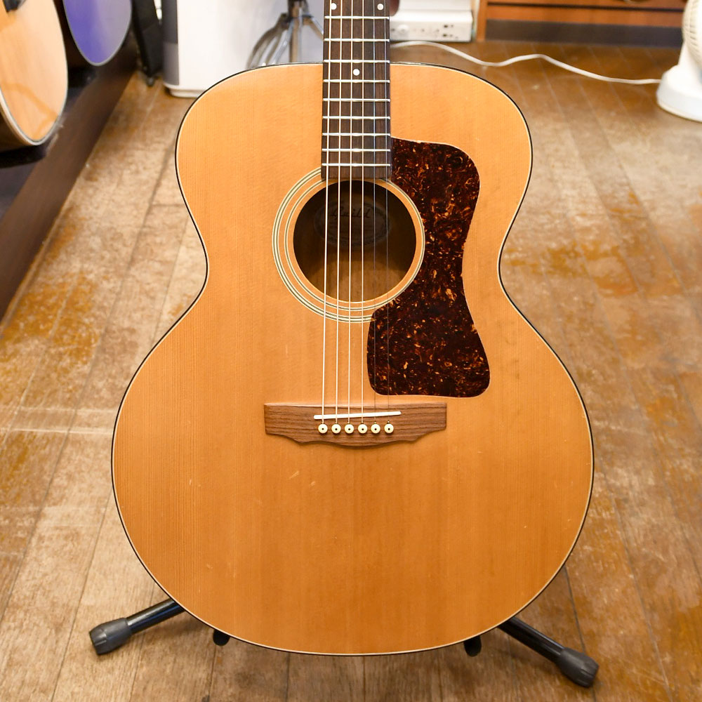 1993年製【状態】擦り傷や打痕等が多数あります。ネックに反りはなく、トラスロッドも余裕があります。フレットの残りは9割程度です。※エンドピン拡張あり、リフレット・リナットオリジナルハードケース付属当店の商品は専門スタッフによって調整済みです。買取、下取にも力を入れておりますので是非ご相談ください!(TAX FREE. 免税販売を行っています。 TAX FREE 可提供免税 )TEL 03-3295-4611Mail secondhands@shimokura-gakki.com