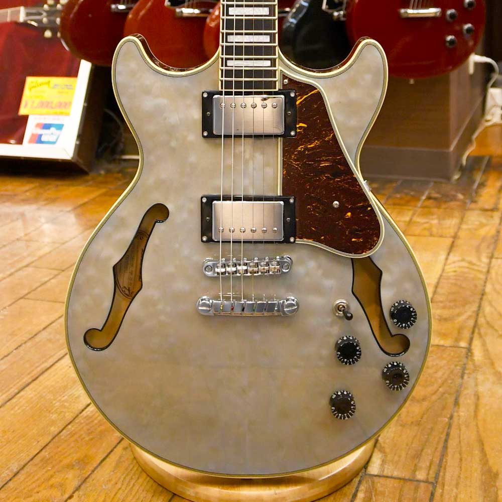 【状態】細かな擦り傷や小さな打痕等があります。ネックに反りはなく、トラスロッドも余裕があります。フレットの残りは7割程度です。オリジナルソフトケース付属当店の商品は専門スタッフによって調整済みです。買取、下取りにも力を入れておりますので是非ご相談ください!(TAX FREE. 免税販売を行っています。 TAX FREE 可提供免税 )TEL 03-3295-4611Mail secondhands@shimokura-gakki.com