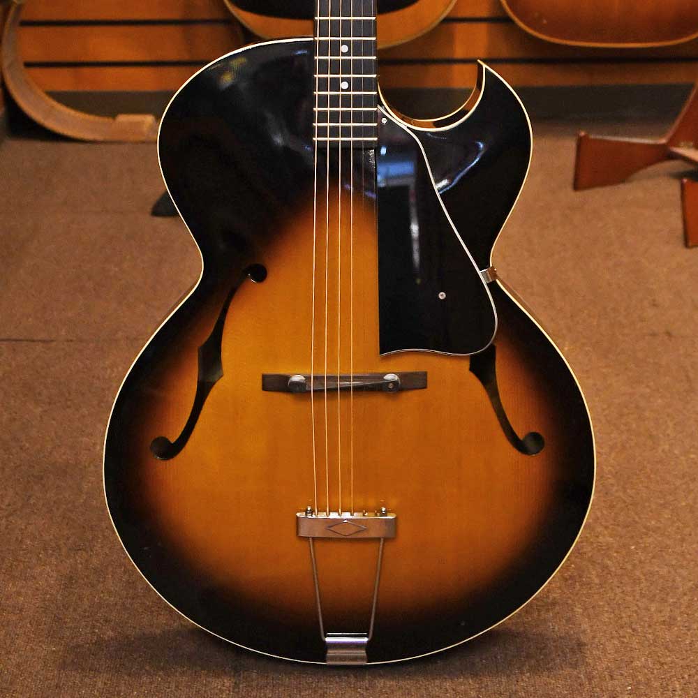 【状態】細かな擦り傷や小さな打痕等があります。ネックに反りはなく、トラスロッドも余裕があります。フレットの残りは7割程度です。ギグソフトケース付属当店の商品は専門スタッフによって調整済みです。商品の詳細は電話、メールにてお気軽にお問い合わせください。買取、下取りにも力を入れておりますので是非ご相談ください!(TAX FREE. 免税販売を行っています。 TAX FREE 可提供免税 )TEL 03-3295-4611Mail secondhands@shimokura-gakki.com