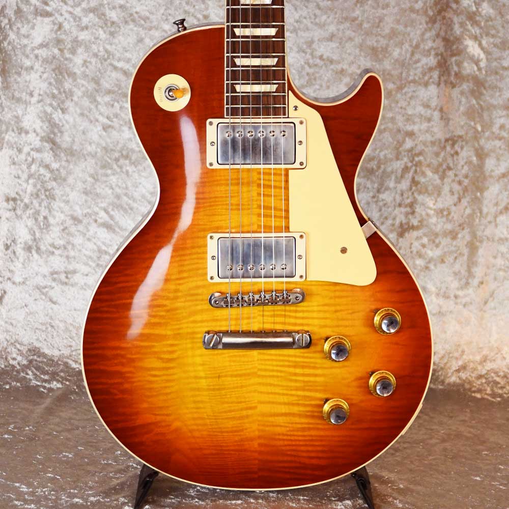 2020年製 60th Anniversary 1960 Les Paul Standard V360周年記念モデルのリミテッドエディションとして企画された本モデルのリリースにより、アイコン的ステータスにある1960 Les Paul Standardに改めてスポットライトを当てます。往時の1960 Les Paul Standardはこれまで60年もの間、ジャンルを超越し様々な音楽創造に多大なる貢献をしてきました。ギブソン・カスタムショップのルシアー達は誇りを持って、惜しみないディテールへの拘りとヴィンテージ実器への精力的な研究を実践し、極めて貴重な価値あるオリジナル器の持つ細部の再現に専心しました。その研究過程において、1960年の1年間において3種の明確な仕様の変遷が見られることが明らかになりました。1960年の最初の3分の1の時期に製作された実器（V1）は1959モデルと同様の仕様を擁し、 次の3分の2の時期に製作された実器（V2）ではネックプロファイルがより薄めに変更され、ノブも変わり、カラーもより明るめなフィニッシュへと変更が見られました。最後の3分の1の時期に製作された実器（V3）では、 更に薄めのネックプロファイルが採用されていました。【状態】細かな擦り傷や小さな打痕等があります。ネックに反りはなく、トラスロッドも余裕があります。フレットの残りは8割程度です。重量3.80kgオリジナルハードケース付属当店の商品は専門スタッフによって調整済みです。商品の詳細は電話、メールにてお気軽にお問い合わせください。買取、下取りにも力を入れておりますので是非ご相談ください!(TAX FREE. 免税販売を行っています。 TAX FREE 可提供免税)TEL 03-3295-4611Mail secondhands@shimokura-gakki.com