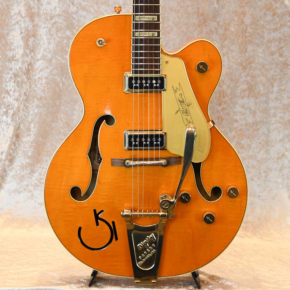 2016年製 G6120T-55GE Golden Era Edition 1955 Chet Atkins【状態】細かな擦り傷や小さな打痕等があります。ネックに反りはなく、トラスロッドも余裕があります。フレットの残りは8割程度です。オリジナルハードケース付属当店の商品は専門スタッフによって調整済みです。買取、下取りにも力を入れておりますので是非ご相談ください!(TAX FREE. 免税販売を行っています。 TAX FREE 可提供免税 )TEL 03-3295-4611Mail secondhands@shimokura-gakki.com