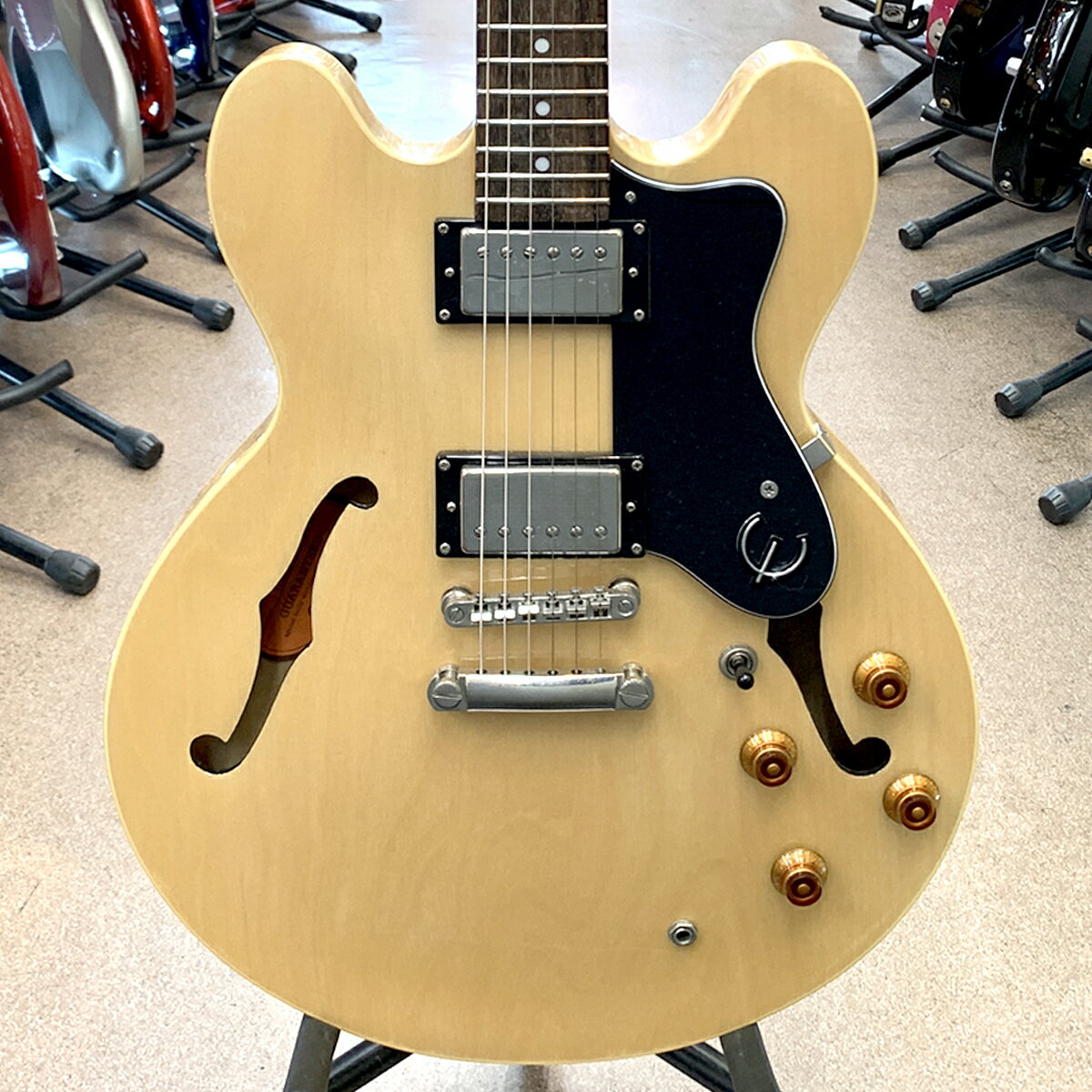 1958年に誕生し、ジャズ、フュージョンに限らずジャンル問わずオールマイティに使え、Gibsonセミアコの決定版として有名なES335 Dotコピーモデルです。商品の状態につきましては随時更新しておりますがお急ぎの場合にはお問合せください。当店の商品は専門スタッフによって調整済みです。商品の詳細は電話、メールにてお気軽にお問い合わせください。買取・下取りにも力を入れておりますので是非ご相談ください!TEL:048-643-6500mail:shimokura-omiya@mvb.biglobe.ne.jp