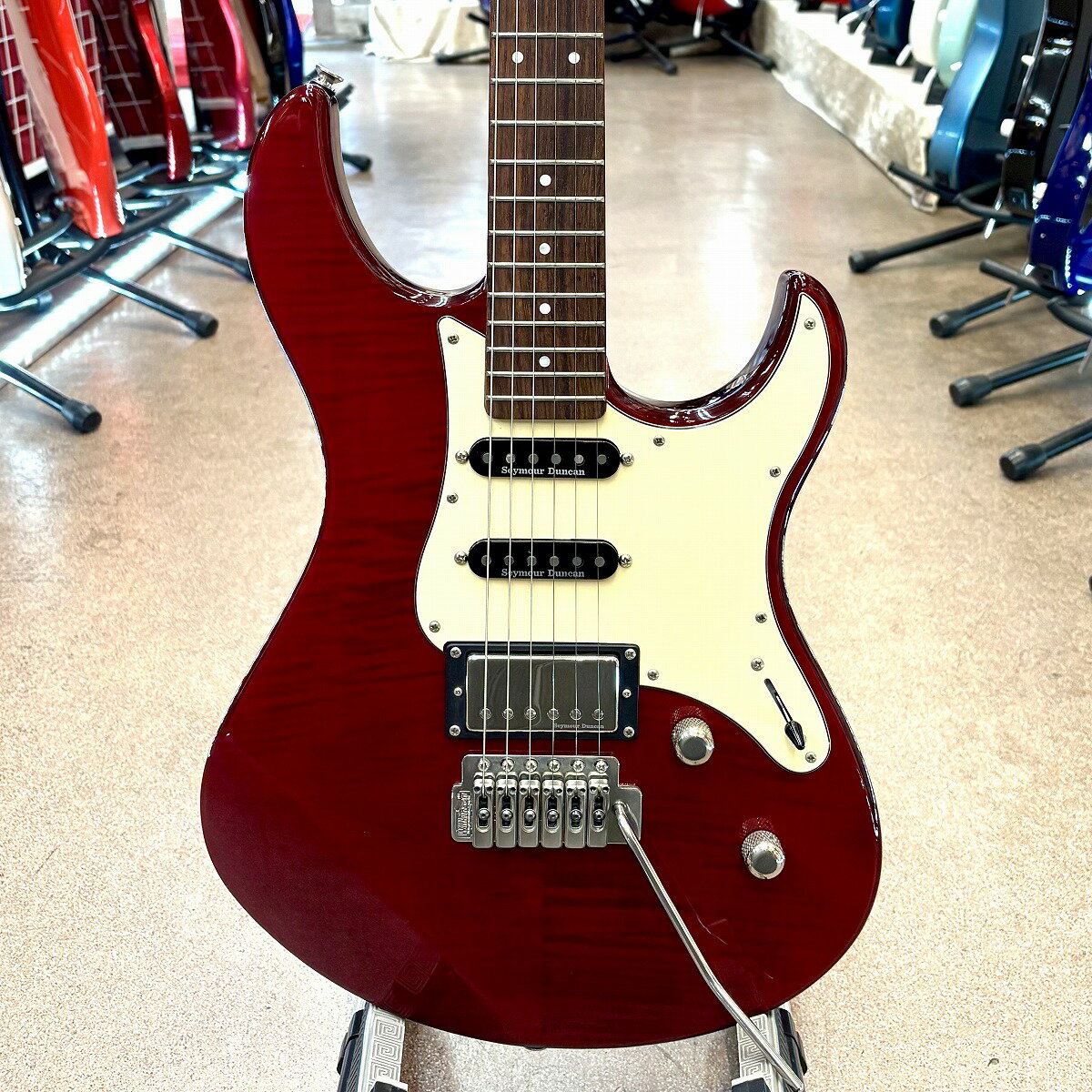 中級者から上級者まで幅広い層に人気なシリーズ最上位機【Pacifica612VFM】正確な音程、高い演奏性、多彩な音色、高品質なサウンドでハイクオリティかつコストパフォーマンスに優れたモデルが入荷！コントロール部にコイルタップ機能を搭載することで、ハードなディストーションサウンドからエッジの効いたシングルコイルサウンドまで幅広いサウンドメイクが楽しめる1本です！！【状態】・ハードウェアに経年変化によるくすみが見受けられ、その他に擦り傷や細かな打跡(ボディトップに有)等の使用感とございますが、比較的綺麗な状態です・ネック:演奏に問題なし・ロッド:余裕あり・フレット:残り6~7割・重量:3,6kg当店の商品は専門スタッフによって調整済みです。商品の詳細は電話、メールにてお気軽にお問い合わせください。買取・下取りにも力を入れておりますので是非ご相談ください!TEL:048-643-6500mail:shimokura-omiya@mvb.biglobe.ne.jp この商品は中古品につき一点限りです。 売り切れの場合もありますので、あらかじめご了承ください。