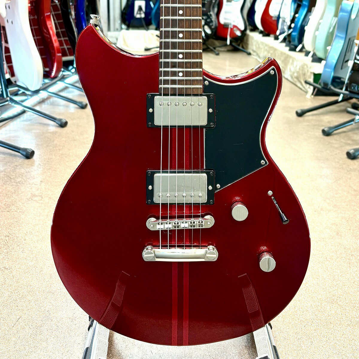 特徴的なルックスにヤマハ独自のチェンバー加工を採用し、豊かな鳴りとボディの軽量化を実現したモデル！ アルニコV搭載ハムバッカー、ドライスイッチを備えることで多彩なサウンドメイキングが楽しめる1本です！ 【状態】 ・ボディ：使用感程度の擦り傷や細かな打痕がある程度で、とてもきれいな状態です ・ネック：ストレート ・トラスロッド：余裕あり ・フレット：9割残り当店の商品は専門スタッフによって調整済みです。商品の詳細は電話、メールにてお気軽にお問い合わせください。買取・下取りにも力を入れておりますので是非ご相談ください!TEL:048-643-6500mail:shimokura-omiya@mvb.biglobe.ne.jp この商品は中古品につき一点限りです。 売り切れの場合もありますので、あらかじめご了承ください。