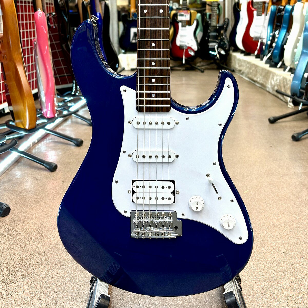 バランスの良いサウンドと抜群の演奏性をもったパシフィカが入荷！ これからギターを始める方にもおすすめのハイコストパフォーマンスモデルです！ 【状態】 ・ボディ：大きく目立つ傷は無くきれいな状態です ・ネック：問題無し ・トラスロッド：余裕あり ・フレット：9割残り 当店の商品は専門スタッフによって調整済みです。 商品の詳細は電話、メールにてお気軽にお問い合わせください。 買取・下取りにも力を入れておりますので是非ご相談ください! TEL:048-643-6500 Mail:shimokura-omiya@mvb.biglobe.ne.jp この商品は中古品につき一点限りです。 売り切れの場合もありますので、あらかじめご了承ください。 海外への販売および発送はしておりませんので予めご了承ください。 We do not ship to oversea. Thank you.