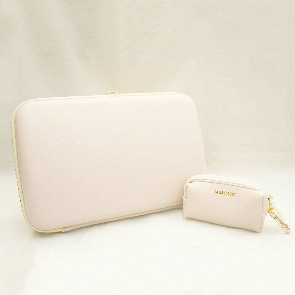 下倉楽器オリジナルブランド MARCATO 【 マルカート 】B♭クラリネット シングル コンパクトケース高いクッション性を持ちながらも重量驚異の680gという軽量さを実現した、スリムなB♭クラリネット用シングルコンパクトケース。ハンドバックのような外見で、ファスナーやロゴ部に淡い色を合わせたカラフルでかわいらしいデザインのケースです。ショルダータイプで持ち運ぶほか、特徴のコンパクトさを生かしてカバンに入れてまとめる等、状況に応じて様々な運び方が可能です。おすすめポイント■ 超軽量の680g■ カラフルでかわいらしいデザイン■ バッグのような外見でおしゃれに持ち歩ける■ カバンに入れられるほどのスリムなサイズ感■ 明るい色から暗い色まで選べる5色のカラーバリエーション〈詳細〉・寸法:幅300×奥行き190×高さ105(外寸)・付属品:ショルダーストラップヤマハ・クランポン・セルマー等幅広いメーカーに対応しており、E♭キィの付いた楽器も問題なく収納いただけます。(その他メーカーの機種の場合はお問い合わせください)〈注意〉・本商品は楽譜や小物の収納は出来ません。・画像内にある楽器は付属いたしません。・商品の一部仕様を予告なく変更する場合がございます。ご了承下さい。その他ご不明点等お問い合わせは下記までご連絡ください。TEL：03-3293-7706Mail:wind@shimokura-gakki.com