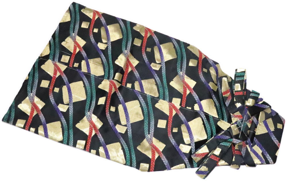 踊り袴・金襴袴　黒地　組紐　金色紙　馬乗り型　2尺1寸 【舞踊袴】舞袴　背板（腰板）付き踊り用 男物