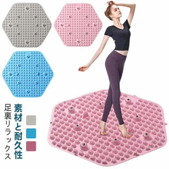 【足裏リラックス】この足裏マッサージマットは、高弾性粒子設計を採用し、足裏を心地よく刺激します。個々の感覚に合わせて踏む力を調整し、異なる刺激を楽しむことができます。立ち仕事や運動後のリラックスタイムにおすすめです。感じ方には個人差がありますので、無理のない範囲でご利用ください。【素材と耐久性】TPE素材を使用した本製品は、優れた弾力性と耐久性を有しています。柔らかな触感で、日常の使用に安心・安全を提供します。【温足ケア】冬季や長時間の座り仕事の際は、足裏の刺激がリラックス効果を高めると言われています。軽量で携帯しやすい円形デザインは、連結使用や吊り下げ収納が可能で、省スペースかつ便利です。電力を使用しないため、経済的で環境にもやさしい選択肢です。【多機能】この足裏マッサージマットは、様々なシーンでお役立ていただけます。足裏の刺激によって、リラックスのサポートを提供します。自宅、オフィス、ジムなど、日常のリラックスやフットケアにご利用ください。適用場面：ランニング運動、フィットネス器材、保健マッサージ、フィットネスボディ、ボード娯楽、スポーツ潮流、サイクリング運動、極限挑戦、武術護身、運動防具部品、ダンス運動、足篭排運動、フィールド遊技設備、スポーツアウトドアバッグ類 サイズ 直径56cm サイズについての説明 直径56cm 素材 TPE 色 ブルー ピンク グレー 備考 ●サイズ詳細等の測り方はスタッフ間で統一、徹底はしておりますが、実寸は商品によって若干の誤差(1cm〜3cm )がある場合がございますので、予めご了承ください。 ●製造ロットにより、細部形状の違いや、同色でも色味に多少の誤差が生じます。 ●パッケージは改良のため予告なく仕様を変更する場合があります。 ▼商品の色は、撮影時の光や、お客様のモニターの色具合などにより、実際の商品と異なる場合がございます。あらかじめ、ご了承ください。 ▼生地の特性上、やや匂いが強く感じられるものもございます。数日のご使用や陰干しなどで気になる匂いはほとんど感じられなくなります。 ▼同じ商品でも生産時期により形やサイズ、カラーに多少の誤差が生じる場合もございます。 ▼他店舗でも在庫を共有して販売をしている為、受注後欠品となる場合もございます。予め、ご了承お願い申し上げます。 ▼出荷前に全て検品を行っておりますが、万が一商品に不具合があった場合は、お問い合わせフォームまたはメールよりご連絡頂けます様お願い申し上げます。速やかに対応致しますのでご安心ください。