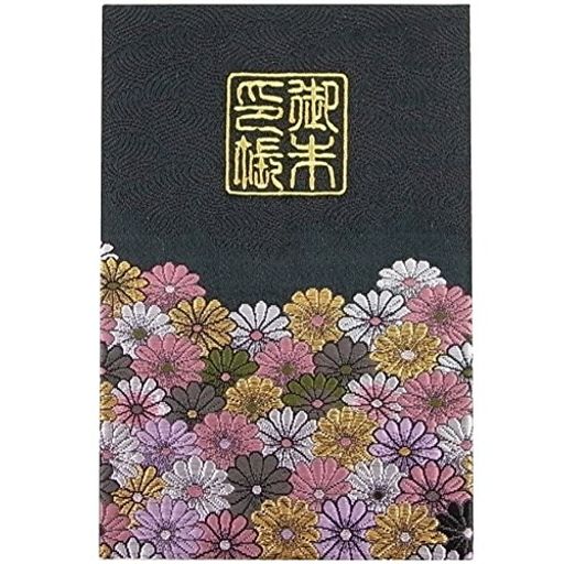 高価な西陣織の金襴生地で装丁した全48ページの蛇腹式の大判御朱印帳です。 表紙の「御朱印帳」文字は古印文字を刺繍で仕上げていますので、文字に立体感があります。 本文(ご朱印ページ)は、当店が御朱印帳専用に抄いたオリジナルで、厚みがあり墨書きに最適で裏写りの少ない特選奉書紙です。 手漉きの和紙でお包みしています。 サイズ:約12cmx18cmx1.8cm/ご朱印スペース:全48ページ(表紙の裏の貼り付けたページを含みます。