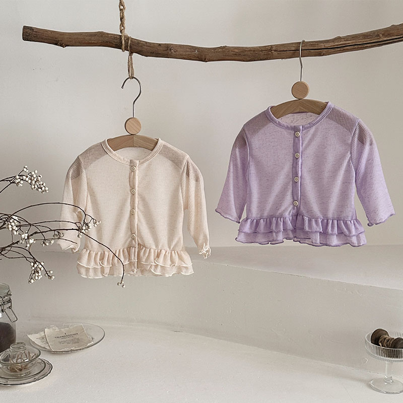 商品説明商品紹介シンプルで、とってもかわいいカーディガンです。どんなお洋服にも合わせやすいのでコーディネートを楽しめます季節の変わり目やエアコンなど肌寒い時期時にさっと羽織れます。薄手なので春から秋にかけて年中大活躍生産国中国注意事項初期不良、誤納品が発生した場合、お気軽にメールまたはお問い合わせでのご連絡をお願いいたします。すみやかに交換もしくは返品対応いたします。モデル写真に使用されているアクセサリー小物は別途記載が無い限り付属いたしません。商品写真はできる限り実物の色に近づけるよう加工しておりますが、お客様が使用するパソコンのモニター設定や部屋の照明により多少、色の変化が感じられる場合がございます。実際の色に近づけるため、タグのカラー名称と異なる場合がございます。商品のサイズは、全て平置きにて外寸を測定しております。実寸は商品によって若干の誤差(1cm～3cm )がある場合がございますので、予めご了承ください。同じ商品でも「生産時期」や「カラー」により形やサイズに多少の「誤差」が生じる場合もございます。詳しくは商品画像や実寸サイズにてご確認くださいませ。商品に不良があった場合は、商品到着から5日以内にご連絡いただければご返金交換対応させて頂きます。該当商品は他店と在庫共有です。タイミングにより、在庫ズレが生じる場合がございます。予めご了承ください。弊店はエコのため、納品書、明細書、領収書は入れておきません。ご希望の方はご注文の際、メールで宛名など必要事項をご連絡をお願い申し上げます。