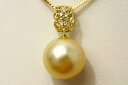 アンティーク調デザイン！ 大粒12mm南洋ナチュラルゴールドペンダント アンティークテイストのオシャレなデザインの 南洋パールペンダントです。 上品な色合いのナチュラルゴールデンパールで, カジュアルなお洋服にも合わせて頂けます。 ◆-商品詳細-　ITEM DETAILS◆ 真珠の種類 南洋白蝶真珠 真珠のサイズ 12mmUP 真珠の形 オフラウンド 真珠の色 ナチュラルゴールド 真珠のランク 巻きテリ:良●○○○○悪 　　 キズ:少○●○○○多 &nbsp; &nbsp;真珠のランクについて&gt;&gt; 全長 約21mm 金具の材質 K18製/D0.05ct・チェーンは付属しません