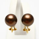 美味しそうな甘いオーラを漂わせる！ チョコレートカラー大珠11mmタヒチイヤリング -TAHITI PEARL EARRING- 渋みのあるオーラを漂わせるチョコレートカラーのタヒチ黒蝶真珠です。 眺めているだけで食べてしまいそうな美味しそうな色艶が魅力的な真珠です。 今回整ったフォルムで存在感抜群の大珠サイズにてご用意いたしました。 高級感を漂わせるカジュアルスタイルを演出いたします。 ▲チョコレートカラー 眺めているだけで食べてしまいそうな色艶のチョコレートカラーです。ボリューム感たっぷりの大珠パールです。高級感のあるカジュアルスタイルを演出いたします。 ▲デザイン 開閉可能のクリップ式イヤリングです。 ◆-商品詳細-　ITEM DETAILS◆ 真珠の種類 タヒチ黒蝶真珠 真珠のサイズ 11mmUP 真珠の形 ラウンド 真珠の色 チョコレート(トリートメント加工済み) 真珠のランク 巻きテリ:良●○○○○悪 　　 キズ:少○●○○○多 &nbsp; &nbsp;真珠のランクについて&gt;&gt; 全長 - 金具の材質 シルバー製