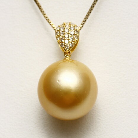 圧倒的な存在感！ 超大珠15mm南洋パールペンダント -SOUTHSEA PEARL PENDANT- 大珠好きの方必見です。15mmの白蝶ペンダントです。 バロック真珠でも珍しいこのサイズが丸系で登場しました。 大きくなるにつれて真珠はキズが多いものができやすいですが このサイズでキズが多少見られる程度と奇跡の品質です。 大珠を多く扱う当店でもこのレベルの珠は年に数ピース程度しか出会えません。 しっかりとしたナチュラルゴールドのお色目が出ています。 胸元で圧倒的な存在感を放ちます。 ▲ナチュラルゴールドカラー 染色加工などを一切施していないナチュラルゴールドカラーです。しっかりとした金色が出ています。ダイヤが敷き詰められた豪華なパヴェデザインです。 ▲裏面 ▲胸元を大胆に彩る超大珠パール 希少な超大珠15mmサイズの南洋パールです。胸元で圧巻の存在感を放ちます。入荷量の少ない大珠は出会いがチャンスのパールです。ぜひこの機会をお見逃しなく。 ◆-商品詳細-　ITEM DETAILS◆ 真珠の種類 南洋白蝶真珠 真珠のサイズ 15mmUP 真珠の形 ラウンド 真珠の色 ナチュラルゴールド 真珠のランク 巻きテリ:良●○○○○悪 　　 キズ:少○●○○○多 &nbsp; &nbsp;真珠のランクについて&gt;&gt; 全長 約24mm 金具の材質 K18製/D0.23ct・チェーンは付属しません