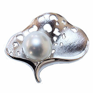迫力の大珠12mmの南洋白蝶真珠がついたパールブローチです。イチョウをモチーフにしたデザインで、ファッションの胸元を華々しくコーディネートします。裏側にはチェーンを通す金具がついていますので、お手持ちのチェーンを通せて、ボリュームあるペンダントとしてもお使い頂けます。セレモニーの場や華やかな場で本物の輝きで、貴女を演出します。 ※ご注文完了後、約2〜3週間程(当店営業日)で発送致します。 お急ぎの方はお問い合わせください。 PC環境等で若干お色目が異なる場合がございます。 商品コード：b-nanyo5 南洋白蝶真珠 大きさ:12mm 色:ホワイト系 形:バロック 真珠グレード　照り:AA 巻き:AA キズ:A 材質　 SV シルバー サイズ　　　　縦:約52mm 横:約46mm フリーダイヤル:0120-839-777 受付：平日 10時-18時 パールは6月の誕生石 父の日のプレゼントに ＼パール ジュエリー 真珠の杜ではさまざまなアイテムをご用意しております／ ■シーン別 当店のジュエリーは ご自分へのご褒美やお誕生日プレゼント 結婚記念日の贈り物 ギフトとしてはもちろんクリスマス Xmas Christmas プレゼント ホワイトデーのお返し 結婚 誕生日 卒業式 入学式 新生活 母の日 敬老の日 出産祝い 結婚 入学 就職 卒業 婚約 成人のお祝い 記念品 真珠婚 彼女 恋人 妻 嫁さん 奥さん 女性 へのプロポーズにも喜ばれる レディース メンズ ジュエリー アクセサリーを取り揃えております ■向け 2020 5周年 10周年 20周年 30周年 普段使い 日常使い デイリー カジュアル 冠婚葬祭 フォーマル ラグジュアリー 10代 20代 30代 40代 50代 60代 大人 女性 男性 レディース メンズ カップル 自分へのご褒美 ハロウィン バレンタインデー ホワイトデー ボーナスセール 春 夏 秋 冬 ■商品詳細 宝石の取り扱いは、花珠真珠 真珠 本真珠 パール PEARL pearl アコヤ あこや 南洋真珠 南洋白蝶真珠 ゴールドパール ゴールデンパール 黒真珠 黒蝶真珠 タヒチ真珠 ブラックパール 淡水真珠 湖水真珠 ケシ真珠 芥子真珠 2mm 3mm 4mm 5mm 6mm 7mm 8mm 9mm 10mm 11mm 12mm 13mm 14mm 15mm を中心に ダイヤモンド 0.1ct 0.2ct 0.3ct 0.4ct 0.5ct 0.6ct 0.7ct 0.8ct 0.9ct 1ct 誕生石 カラーストーン ガーネット アメジスト アクアマリン エメラルド ムーンストーン ルビー ぺリドット サファイア サファイヤ ピンクトルマリン オパール シトリン ブルートパーズ ターコイズ トルコ石 タンザナイト ラピスラズリ 一粒 3石 3ストーン スリーストーン 7色 虹色 レインボー 10石 10粒 テンダイヤモンド ネックレス ロングネックレス リング 指輪 ピアス イヤリング ブローチ ブレスレット ペアリング 結婚指輪 婚約指輪 エンゲージリング マリッジリング フルエタニティリング ハーフエタニティリング ピンキーリング 鑑別書 品質保証書 ギフト対応 instagram インスタ インスタ映え # ハッシュタグ insta SNS twitter ■素材 地金の取り扱いは k18 18K 18金 K10 10K 10金 イエローゴールド ピンクゴールド ホワイトゴールド YG PG wg プラチナ プラチナ900 pt900 pt シルバー925 純プラチナ ■モチーフ ダイアモンド リボン ハート 馬蹄 ホースシュー イニシャル 鍵 雫 一粒ダイヤモンド 四葉 クローバー 猫 キャット 犬 ドッグ 星 スター 月 ムーン 十字架 クロス ベビーリング フラワー 花 ティアラ 王冠 スマイル 取り巻き アミュレット バタフライ 一粒ダイヤ diamond パヴェ 桜 プルメリア ミラーボール 聖母マリア メダイ ベビースプーン 蛇 スネーク フクロウ 梟 骸骨 スカル 馬 カエル 蛙 ■産地 三重県 伊勢 志摩 愛媛県 宇和島 長崎県 壱岐 対馬 オーストラリア インドネシア タヒチ、ニューカレドニア、クック諸島 ■サイズ 1号 2号 3号 4号 5号 6号 7号 8号 9号 10号 11号 12号 13号 14号 15号 16号 17号 18号 19号 20号 21号 22号 18cm 40cm 43cm 45cm 50cm 80cm 100cm 華奢 幅広 ■当店 通販は全国3,000円以上で 送料無料 ポイント消化 でお買い物 訳あり 新作 ランキング 低価格 安い 幸運 お守り アミュレット 縁起 厄除け 厄除 お守り マルチ かわいい おしゃれ お洒落 キラキラ 上品 高級 おすすめ個性を活かす 大珠真珠ペンダント兼用ブローチ &nbsp; 商品コード：b-nanyo5 &nbsp; &nbsp;　　 　　 ファッションやシーンに合わせて ペンダントにもブローチにもなります PC環境等で若干お色目が異なる場合がございます。 おすすめポイント 迫力の大珠12mmの南洋白蝶真珠がついたパールブローチです。イチョウをモチーフにしたデザインで、ファッションの胸元を華々しくコーディネートします。裏側にはチェーンを通す金具がついていますので、お手持ちのチェーンを通せて、ボリュームあるペンダントとしてもお使い頂けます。セレモニーの場や華やかな場で本物の輝きで、貴女を演出します。 &nbsp; □　詳 細　□　 真珠明細 南洋白蝶真珠　大きさ：12mm　色：ホワイト系　形：バロック 真珠グレード 照り：AA&nbsp;&nbsp;巻き：AA&nbsp;&nbsp;キズ：A&nbsp;&nbsp;&nbsp;&nbsp;※ 詳しくはこちら 材質 SV シルバー　（品質を保証するSILVERの刻印があります。） サイズ 縦：約34mm&nbsp;&nbsp;横:約41mm 付属品 弊社の品質保証書、専用ケース 注意 ご注文完了後、約2〜3週間程(当店営業日)で発送致します。 お急ぎの方はお問い合わせください。 フリーダイヤル:0120-839-777　受付：平日 10時〜17時 &nbsp; 【真珠の杜】では本物の真珠だけを使用しております。貝パール・模造品は一切取り扱っておりません。 また、金属部分の材質の素材(地金)も本物のプラチナ・ゴールド・シルバーを使用しております。 材質・ダイヤモンドの刻印がしておりますのでどちらにお持ち頂いても再加工できます。 将来の事をお考えの方も安心してお買い求め頂けます。 &nbsp;