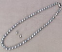 落ち着いたお色目のピンクグレーがシックでエレガントなアコヤ本真珠の2点セットです。7mm-7.5mmの大人の優雅な雰囲気のアコヤパールはフォーマルはもちろん普段のお洋服にもよく似合うおすすめな2点セットです。イヤリングかピアスからお選び頂けます。 真珠明細 ■あこや本真珠■大きさ：7mm-7.5mm■色：ピンクグレー系 ■形：ラウンド 真珠のグレード ■照り:AAA 巻き:AAA キズ:AA ■ネックレスの長さ 全長約43cm ■クラスプ金具 SVシルバー925 ■ピアス金具 K14wgホワイトゴールド シリコンキャッチ付 備考 ※PC環境等で若干お色目が異なる場合がございます。 商品の発送まで約2〜3週間程です。（当店営業日） 繁忙期・その他の状況により、それ以上お時間がかかる場合がございます。 2024 母の日のプレゼントに パールは6月の誕生石 ＼パール ジュエリー 真珠の杜ではさまざまなアイテムをご用意しております／ ■シーン別 当店のジュエリーは ご自分へのご褒美やお誕生日プレゼント 結婚記念日の贈り物 ギフトとしてはもちろんクリスマス Xmas Christmas プレゼント ホワイトデーのお返し 結婚 誕生日 卒業式 入学式 新生活 母の日 敬老の日 出産祝い 結婚 入学 就職 卒業 婚約 成人のお祝い 記念品 真珠婚 彼女 恋人 妻 嫁さん 奥さん 女性 へのプロポーズにも喜ばれる レディース メンズ ジュエリー アクセサリーを取り揃えております ■向け 2020 5周年 10周年 20周年 30周年 普段使い 日常使い デイリー カジュアル 冠婚葬祭 フォーマル ラグジュアリー 10代 20代 30代 40代 50代 60代 大人 女性 男性 レディース メンズ カップル 自分へのご褒美 ハロウィン バレンタインデー ホワイトデー ボーナスセール 春 夏 秋 冬 ■商品詳細 宝石の取り扱いは、花珠真珠 真珠 本真珠 パール PEARL pearl アコヤ あこや 南洋真珠 南洋白蝶真珠 ゴールドパール ゴールデンパール 黒真珠 黒蝶真珠 タヒチ真珠 ブラックパール 淡水真珠 湖水真珠 ケシ真珠 芥子真珠 2mm 3mm 4mm 5mm 6mm 7mm 8mm 9mm 10mm 11mm 12mm 13mm 14mm 15mm を中心に ダイヤモンド 0.1ct 0.2ct 0.3ct 0.4ct 0.5ct 0.6ct 0.7ct 0.8ct 0.9ct 1ct 誕生石 カラーストーン ガーネット アメジスト アクアマリン エメラルド ムーンストーン ルビー ぺリドット サファイア サファイヤ ピンクトルマリン オパール シトリン ブルートパーズ ターコイズ トルコ石 タンザナイト ラピスラズリ 一粒 3石 3ストーン スリーストーン 7色 虹色 レインボー 10石 10粒 テンダイヤモンド ネックレス ロングネックレス 鑑別書 品質保証書 ギフト対応 instagram インスタ インスタ映え # ハッシュタグ insta SNS twitter ■素材 地金の取り扱いは k18 18K 18金 K10 10K 10金 イエローゴールド ピンクゴールド ホワイトゴールド YG PG wg プラチナ プラチナ900 pt900 pt シルバー925 純プラチナ ■モチーフ ダイアモンド リボン ハート 馬蹄 ホースシュー イニシャル 鍵 雫 一粒ダイヤモンド 四葉 クローバー 猫 キャット 犬 ドッグ 星 スター 月 ムーン 十字架 クロス ベビーリング フラワー 花 ティアラ 王冠 スマイル 取り巻き アミュレット バタフライ 一粒ダイヤ diamond パヴェ 桜 プルメリア ミラーボール 聖母マリア メダイ ベビースプーン 蛇 スネーク フクロウ 梟 骸骨 スカル 馬 カエル 蛙 ■産地 三重県 伊勢 志摩 愛媛県 宇和島 長崎県 壱岐 対馬 オーストラリア インドネシア タヒチ、ニューカレドニア、クック諸島 ■サイズ 1号 2号 3号 4号 5号 6号 7号 8号 9号 10号 11号 12号 13号 14号 15号 16号 17号 18号 19号 20号 21号 22号 18cm 40cm 43cm 45cm 50cm 80cm 100cm 華奢 幅広 ■当店 通販は全国3,000円以上で 送料無料 ポイント消化 でお買い物 訳あり 新作 ランキング 低価格 安い 幸運 お守り アミュレット 縁起 厄除け 厄除 お守り マルチ かわいい おしゃれ お洒落 キラキラ 上品 高級 おすすめ落ち着いた　エレガントなお色目 あこや本真珠:ネックレス:チョーカー:ピンクグレー系:7mm-7.5mm: パール:ネックレス＆ピアス:2点セット &nbsp; 【イヤリングセット商品】はこちらです。 お好きな長さに珠足し・珠外しいたします。 □　商品詳細　□ 真珠の明細 ■アコヤ本真珠 ■大きさ：7mm-7.5mm ■色：ピンクグレー系 ■形：ラウンド 真珠のグレード ■照り:AAA ■巻き:AAA ■キズ:AA ネックレスの長さ ■全長約43cm クラスプ金具 ■SV シルバー925 ピアス金具 ■ピアス　　　K14WG　ホワイトゴールド　シリコンキャッチ付 特徴 落ち着いたお色目のピンクグレーがシックでエレガントなアコヤ本真珠の2点セットです。7mm〜7.5mmの大人の優雅な雰囲気のアコヤパールはフォーマルはもちろん普段のお洋服にもよく似合うおすすめな2点セットです。イヤリングかピアスからお選び頂けます。成人のお祝い・入学祝い・卒業祝い・結婚祝い・恋人や奥様、娘様、お孫さんへのプレゼント・誕生日・クリスマス・結婚記念日・真珠婚などの贈り物としても大変喜ばれる一品です。また、がんばっている自分へのご褒美にもいかがですか。 備考 ※自然光の下で撮影しております。 PC環境等で若干お色目が異なる場合がございます。 ご了承下さいませ。 □　真珠のグレード（評価）　□　 真珠は生きている貝から形成される海産物であり自然が生む出すものです。 「真珠の杜」ではお客様に良い真珠を知っていただき安心してお買い物を して頂きたいと考え、自社の基準を設けています。 ■照り（輝き） AAA:非常に良い　AA:普通　A:少なめ ■巻き（真珠層の厚み）　 AAA:厚い AA:厚め A:普通 ■キズ（エクボなど） AAA:少ない AA:少なめ A:ややある 淡水パールには「核」が無いため、核からの真珠層の厚みを示す「巻き」の表示はございません。