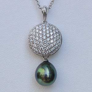 【10%OFF 12/3 20時より】タヒチ黒蝶真 ペンダントネックレス グリーン系 ドロップ形 ダイヤモンド ラウンド形 丸小豆チェーン付 送料無料 人気 お...